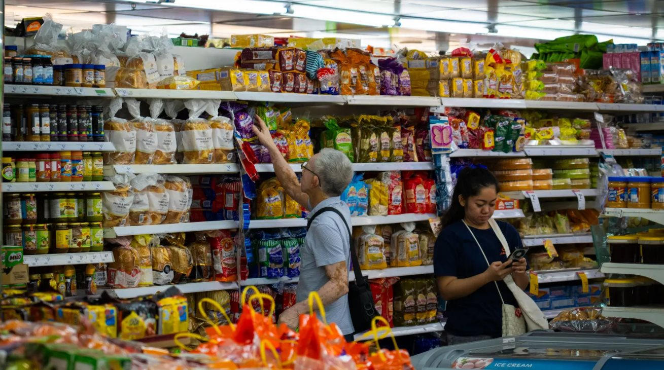 60% người dân một nước ĐNÁ lâm vào cảnh đầu tháng đã hết tiền, giới trẻ vung tiền chi tiêu để ‘bằng bạn bằng bè’, chậm lấy vợ sinh con, không tài khoản tiết kiệm - Ảnh 4