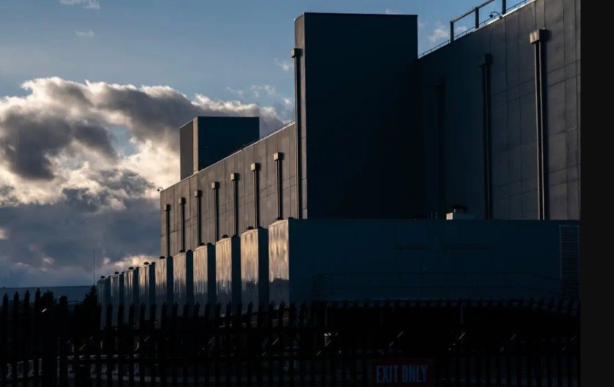 ‘Ai dùng thì phải trả’: Dân thường Mỹ giận dữ khi giá điện tăng 30% và có thể tăng thêm 25% nữa vì ChatGPT - Ảnh 2