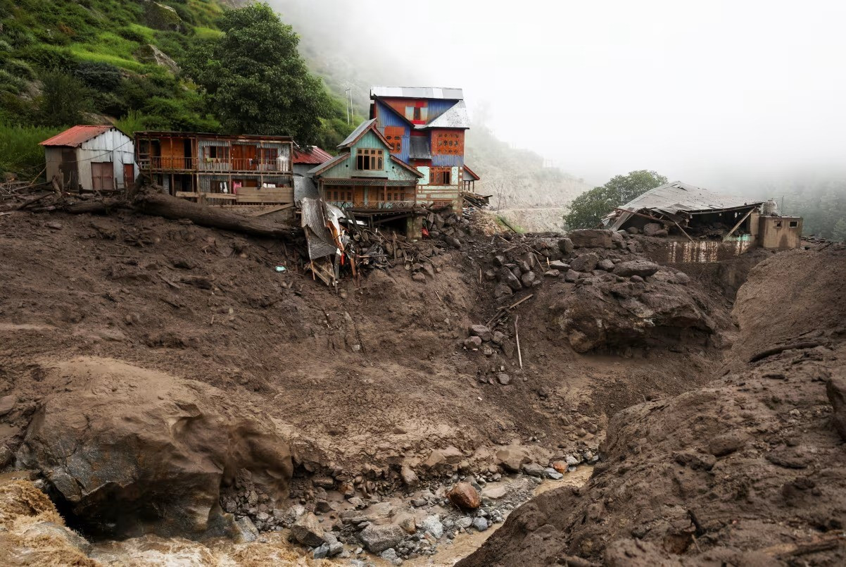 Thảm họa chồng chất vì mưa lớn ở Nam Á, hàng trăm người thiệt mạng chỉ trong một ngày - Ảnh 1