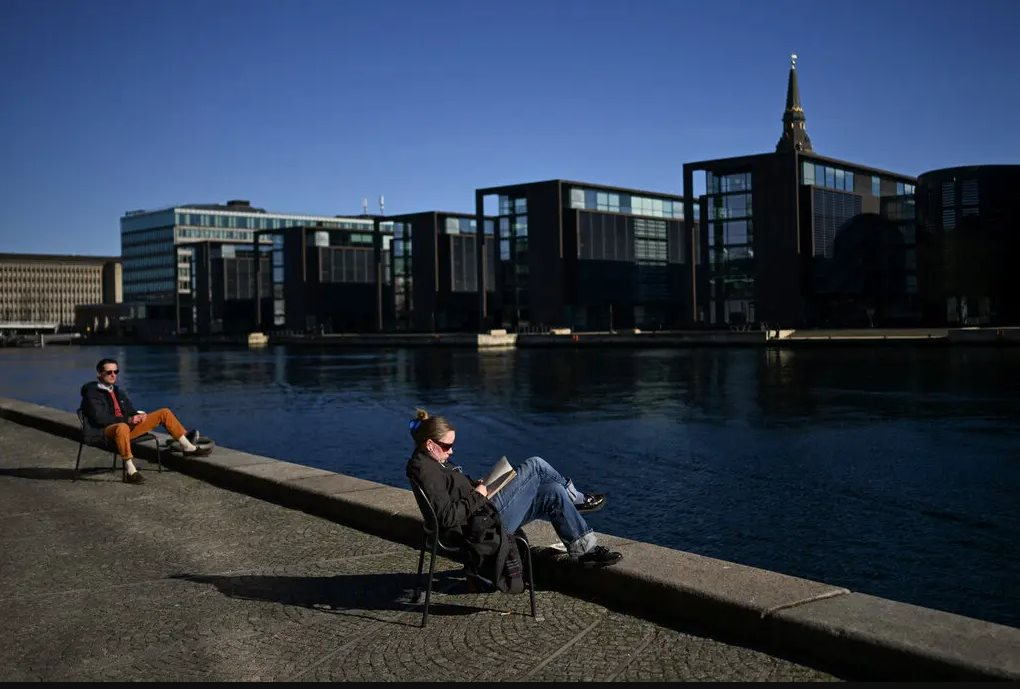 Đan Mạch miễn thuế sách vì 1/4 học sinh 15 tuổi ‘yếu’ khả năng đọc hiểu văn bản đơn giản, giới trẻ ngày này chỉ thích lướt Tiktok, xem livestream - Ảnh 3