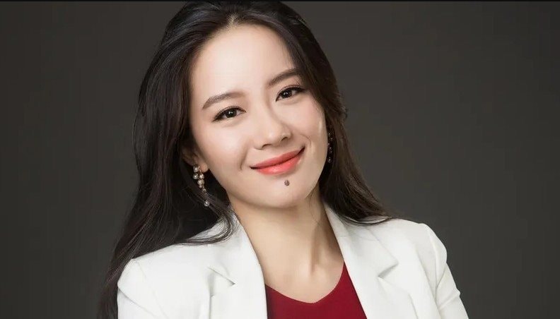 Chân dung người phụ nữ quyền lực nhất giới tiền số: Mồ côi cha năm 9 tuổi, đi bán nước ngọt ở siêu thị đến ‘tỷ phú crypto’ - Ảnh 1