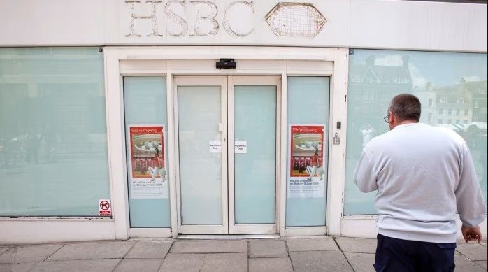 Hơn 6.500 chi nhánh ngân hàng đóng cửa, mỗi tháng mất 53 địa điểm: Làn sóng sa thải lan rộng của ngành tài chính tại Anh - Ảnh 2