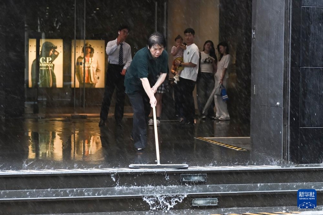 Cận cảnh bão Cỏ May quần thảo Trung Quốc: Nước dâng cao "nuốt chửng" Bến Thượng Hải, 280.000 người sơ tán - Ảnh 2