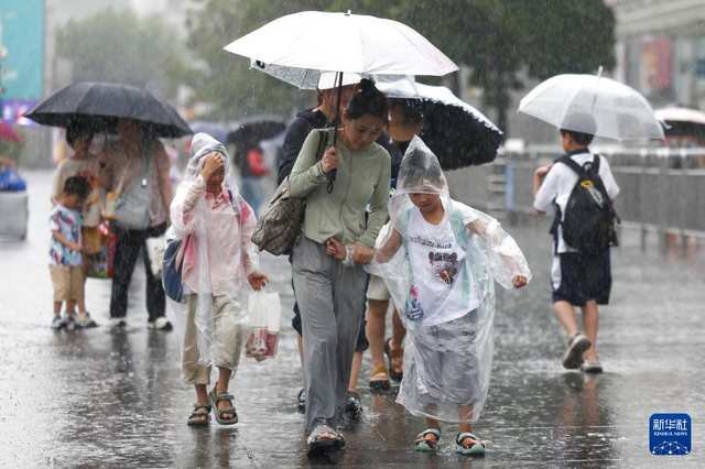 Cận cảnh bão Cỏ May quần thảo Trung Quốc: Nước dâng cao "nuốt chửng" Bến Thượng Hải, 280.000 người sơ tán - Ảnh 1