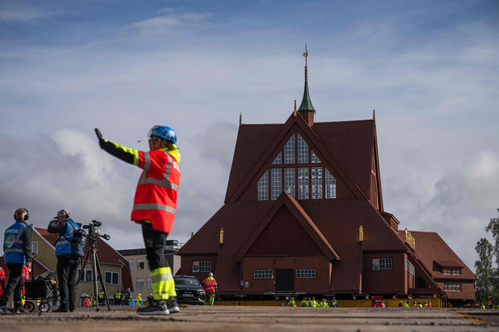 Công trình nặng 672 tấn được vận chuyển nguyên vẹn bằng ô tô đến địa điểm mới: "Thần đèn" đã làm thế nào? - Ảnh 1