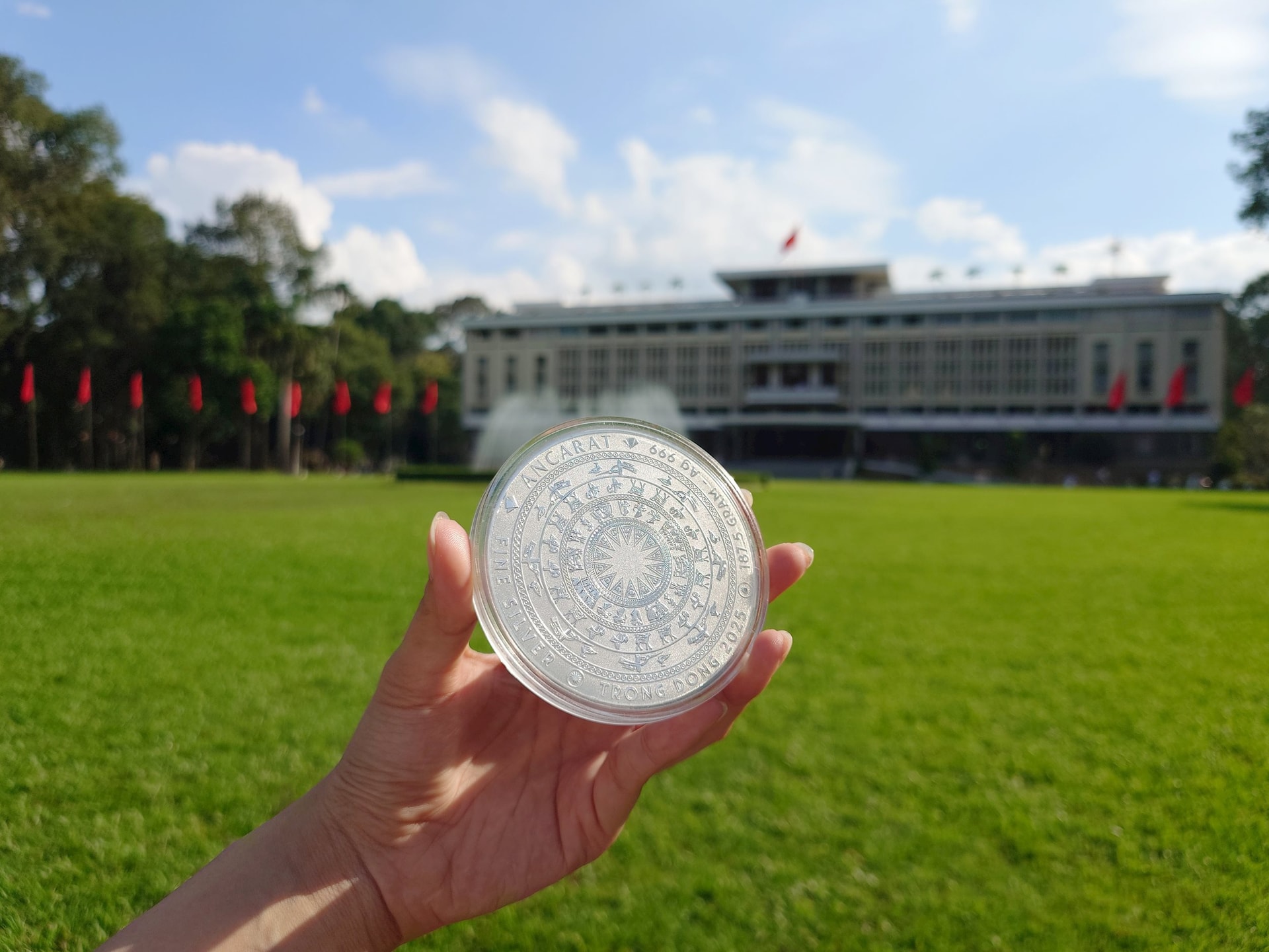 Giới trẻ săn tìm bạc kỷ niệm Quốc khánh 2/9, nhiều sản phẩm nhanh chóng hết sạch - Ảnh 2