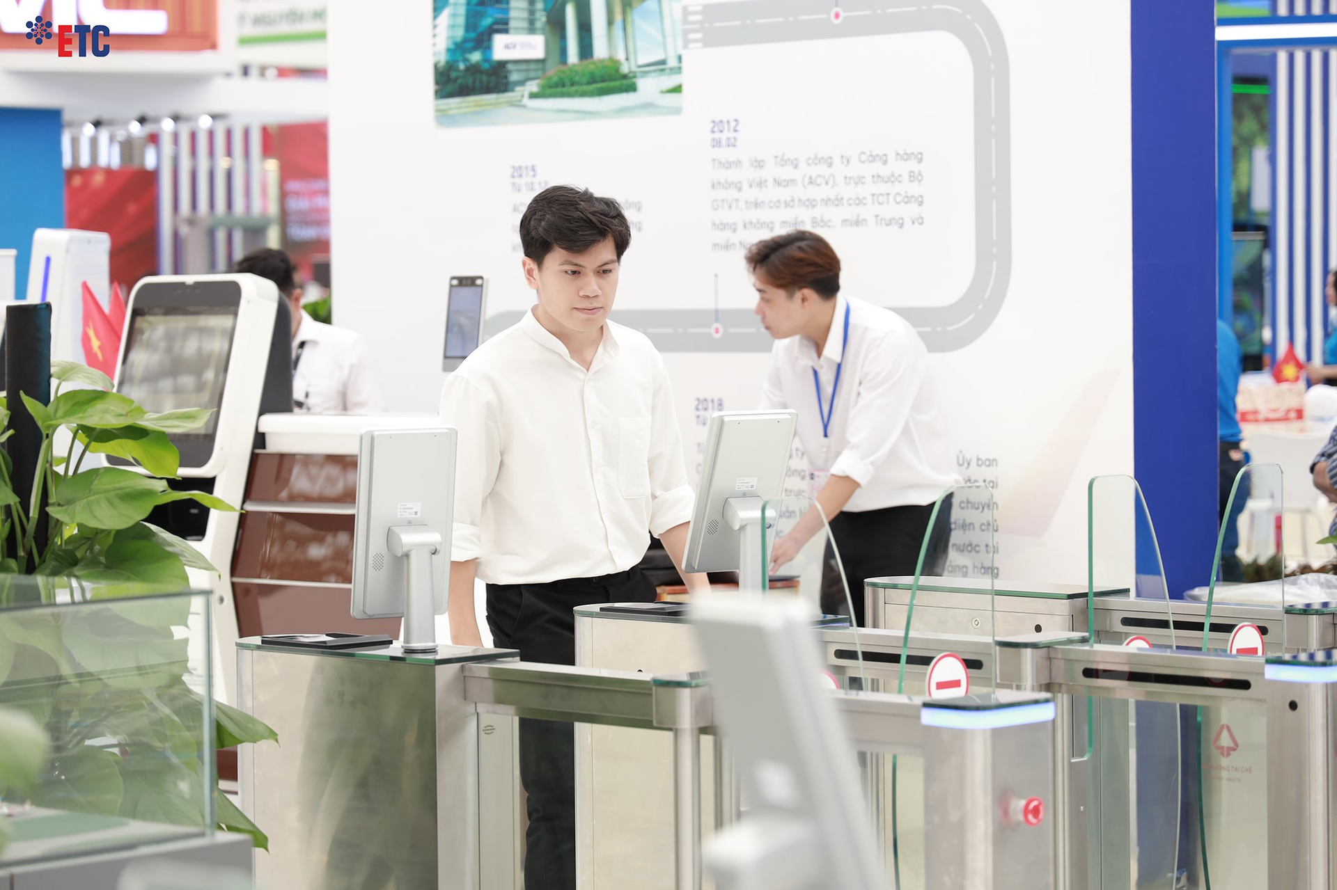 Ấn tượng trải nghiệm công nghệ hàng không thông minh tại Triển lãm thành tựu Đất nước - Ảnh 1