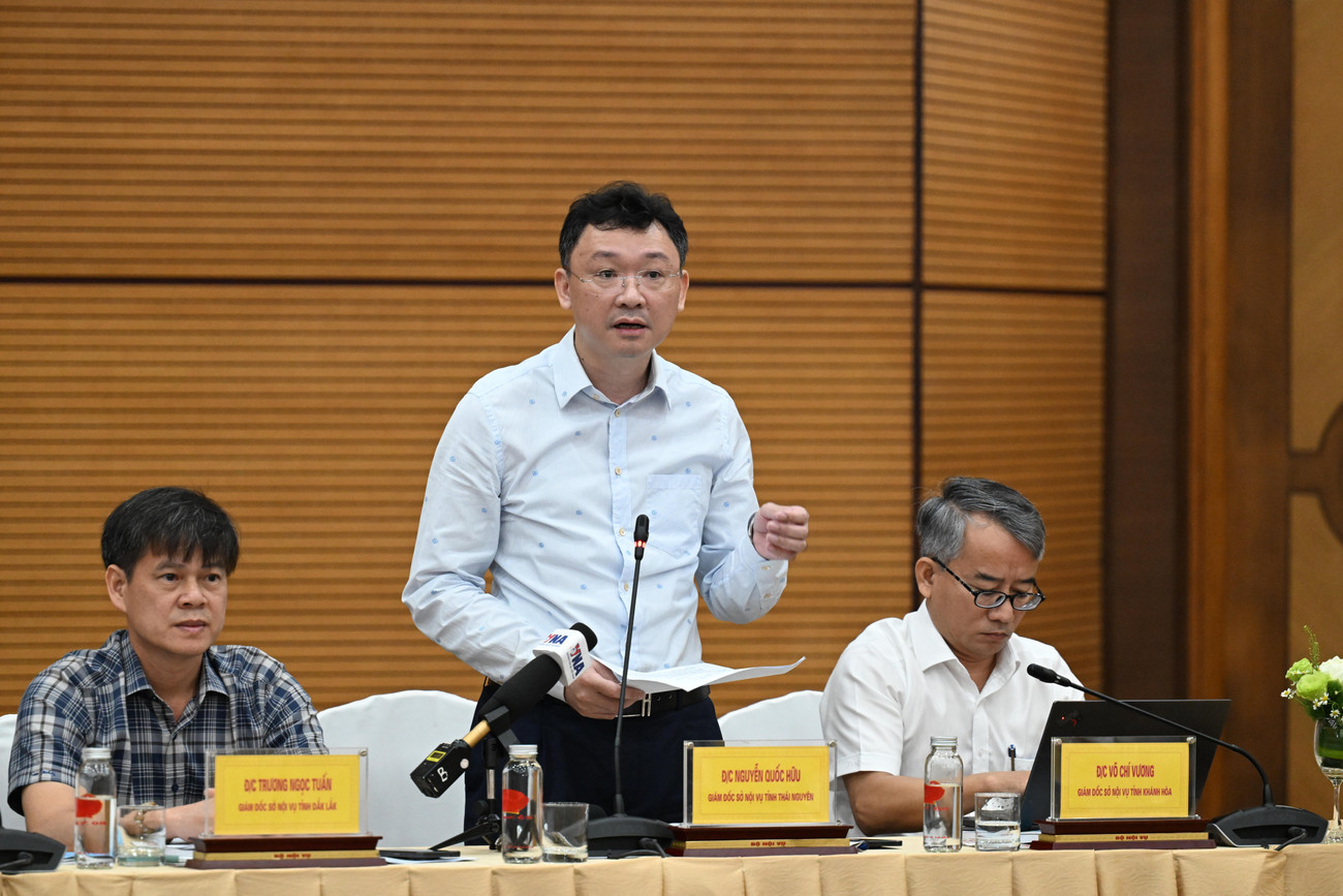 Bộ Nội vụ: ‘Không phải ai cũng được chuyển thành công chức’ - Ảnh 1