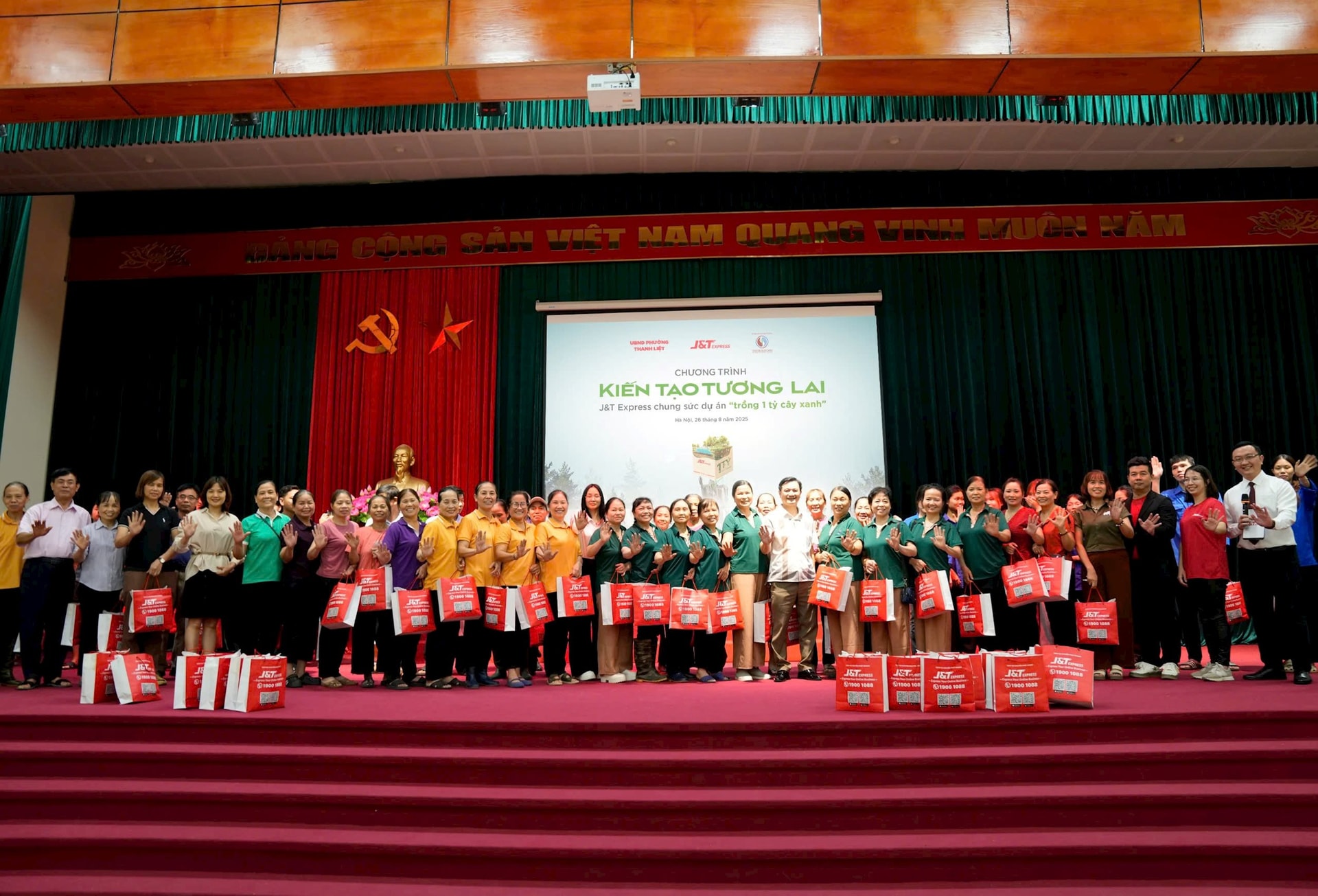 J&T Express hưởng ứng phong trào trồng cây lan tỏa tinh thần xanh trong dịp kỷ niệm 80 năm Quốc khánh - Ảnh 3