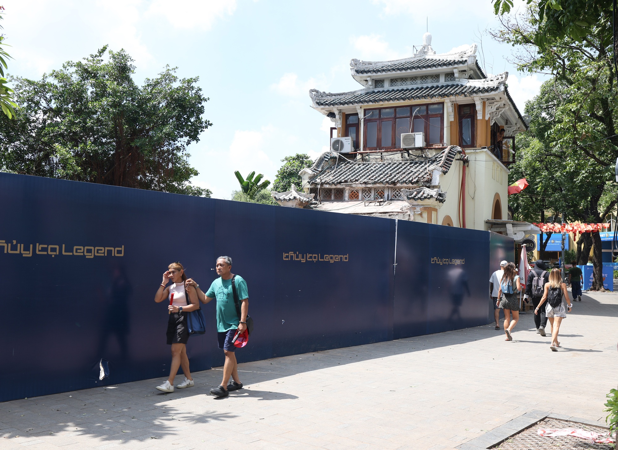 Cận cảnh tháo dỡ một phần nhà hàng nổi tiếng bên hồ Hoàn Kiếm, nhiều người dân bất ngờ ngoái nhìn - Ảnh 1