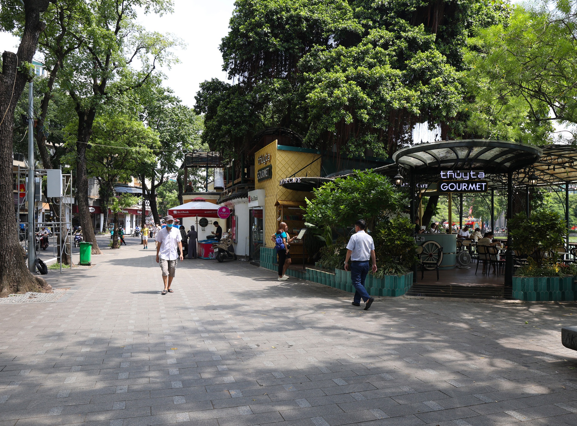 Cận cảnh tháo dỡ một phần nhà hàng nổi tiếng bên hồ Hoàn Kiếm, nhiều người dân bất ngờ ngoái nhìn - Ảnh 8