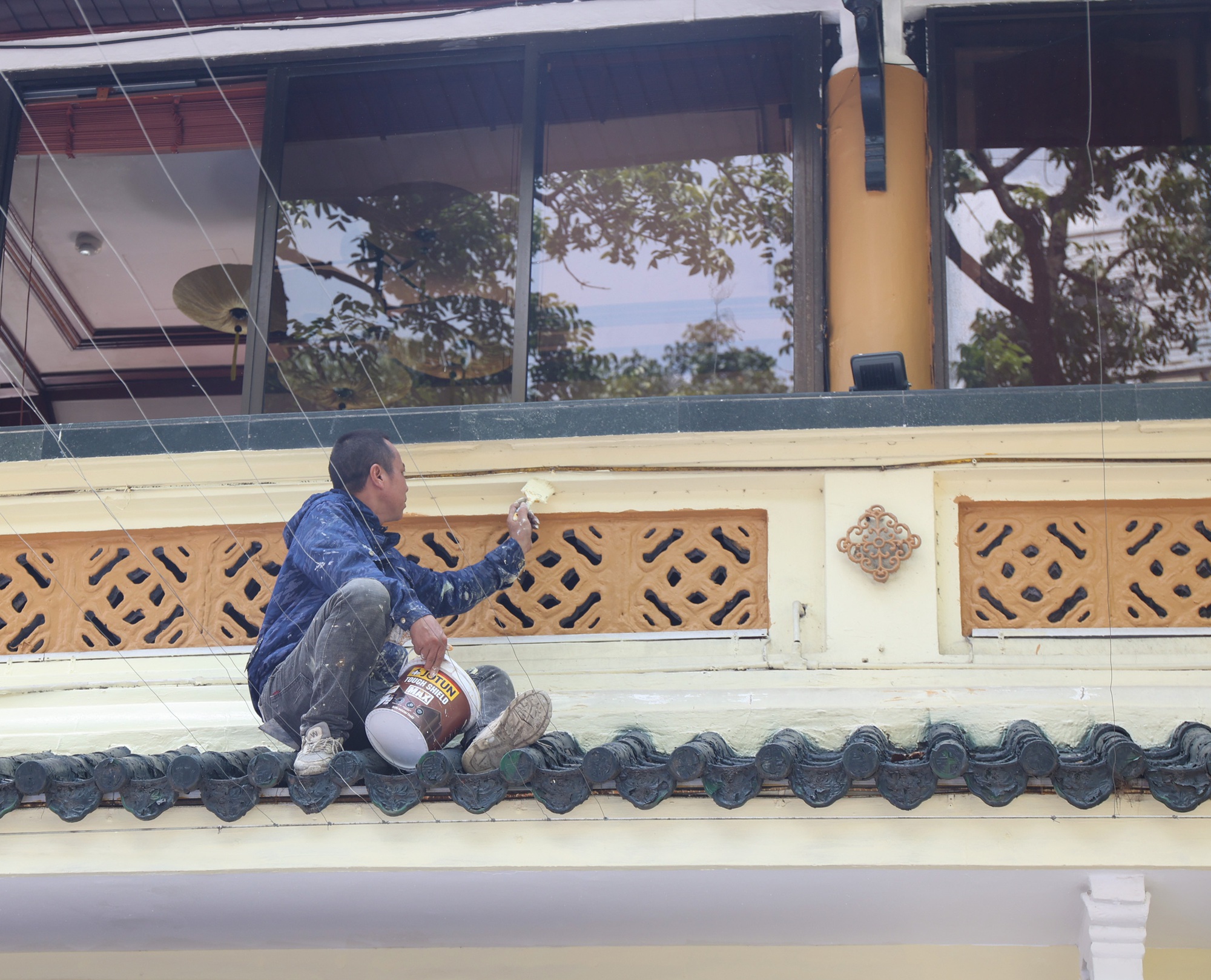 Cận cảnh tháo dỡ một phần nhà hàng nổi tiếng bên hồ Hoàn Kiếm, nhiều người dân bất ngờ ngoái nhìn - Ảnh 5