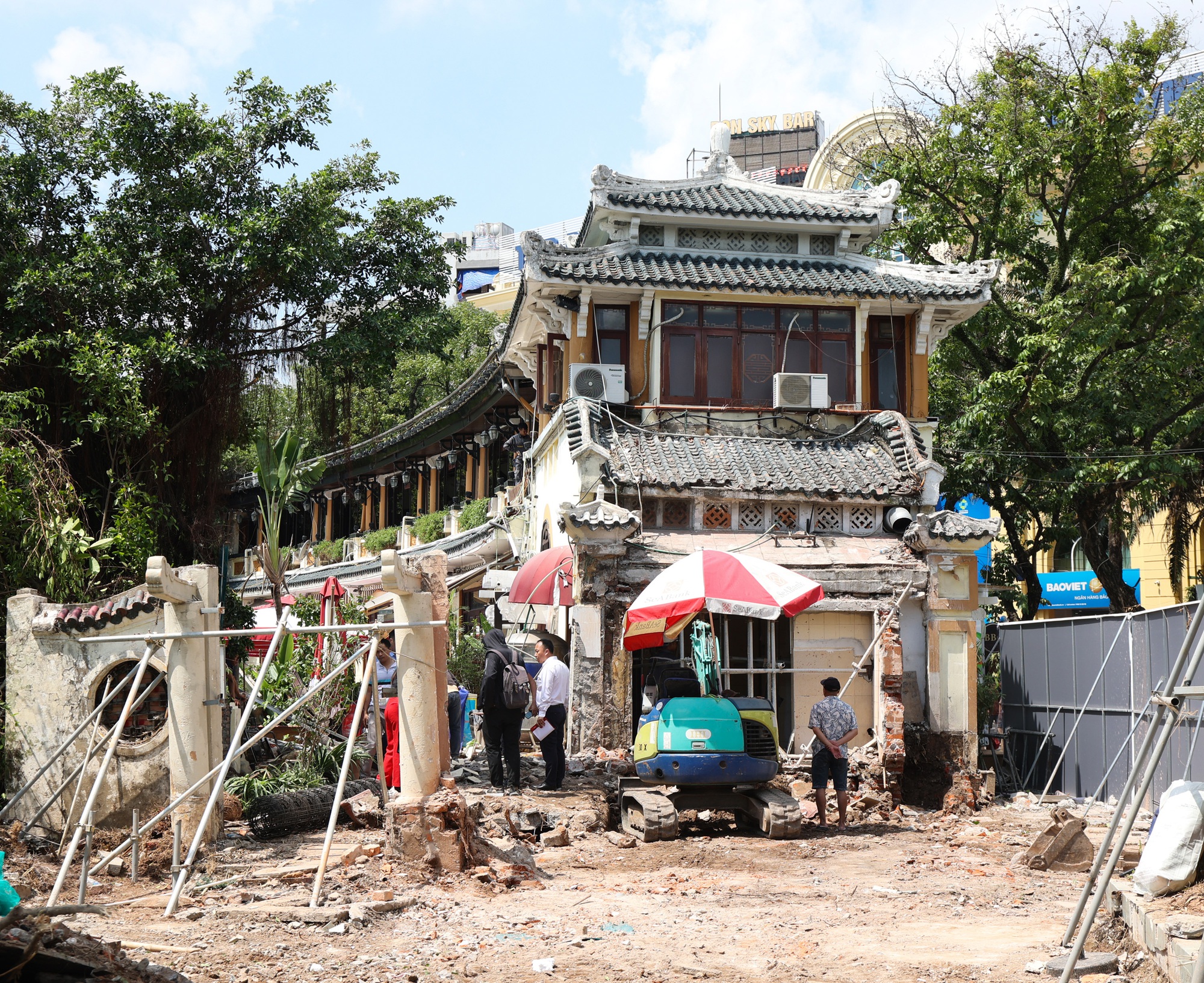 Cận cảnh tháo dỡ một phần nhà hàng nổi tiếng bên hồ Hoàn Kiếm, nhiều người dân bất ngờ ngoái nhìn - Ảnh 2