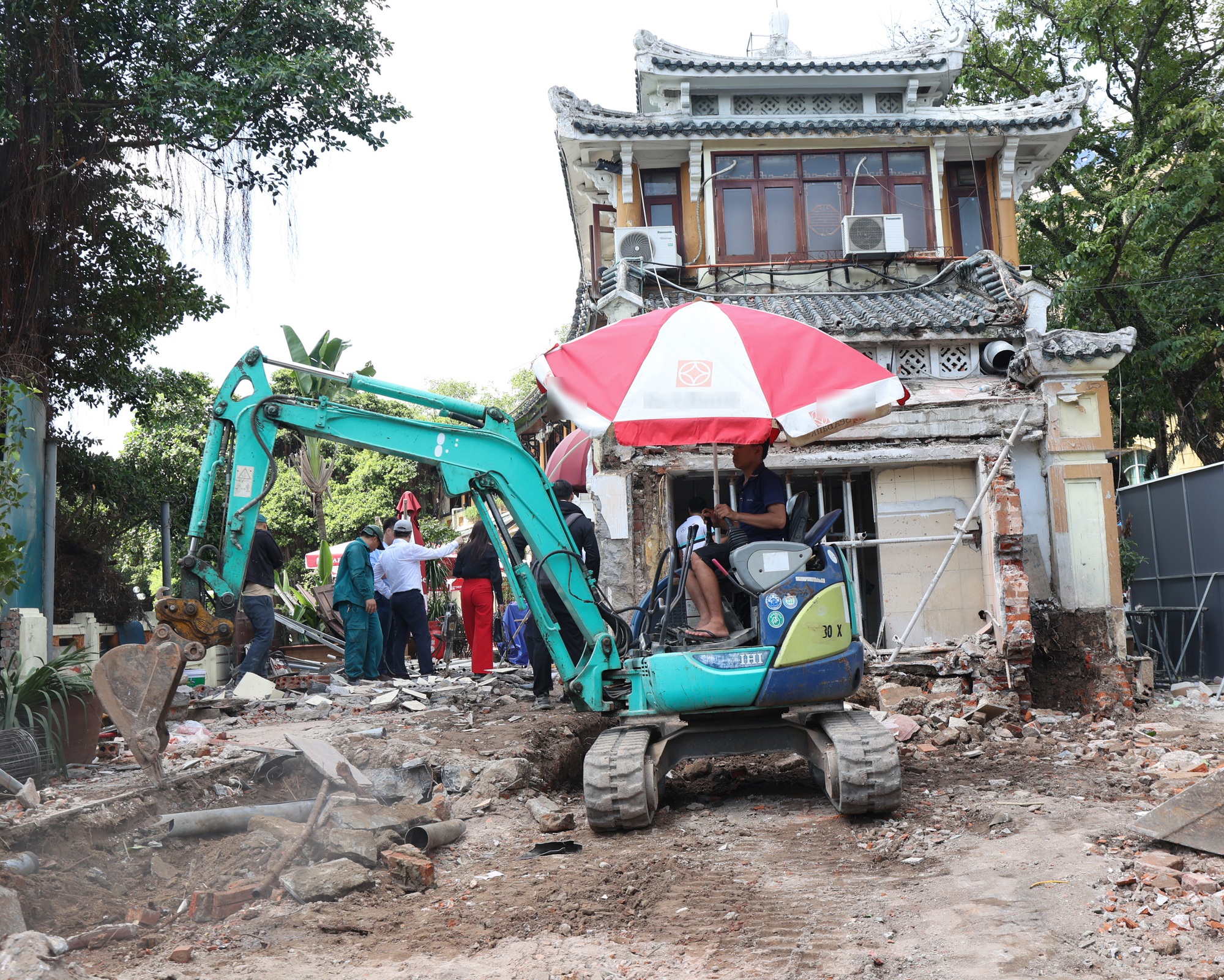 Cận cảnh tháo dỡ một phần nhà hàng nổi tiếng bên hồ Hoàn Kiếm, nhiều người dân bất ngờ ngoái nhìn - Ảnh 4