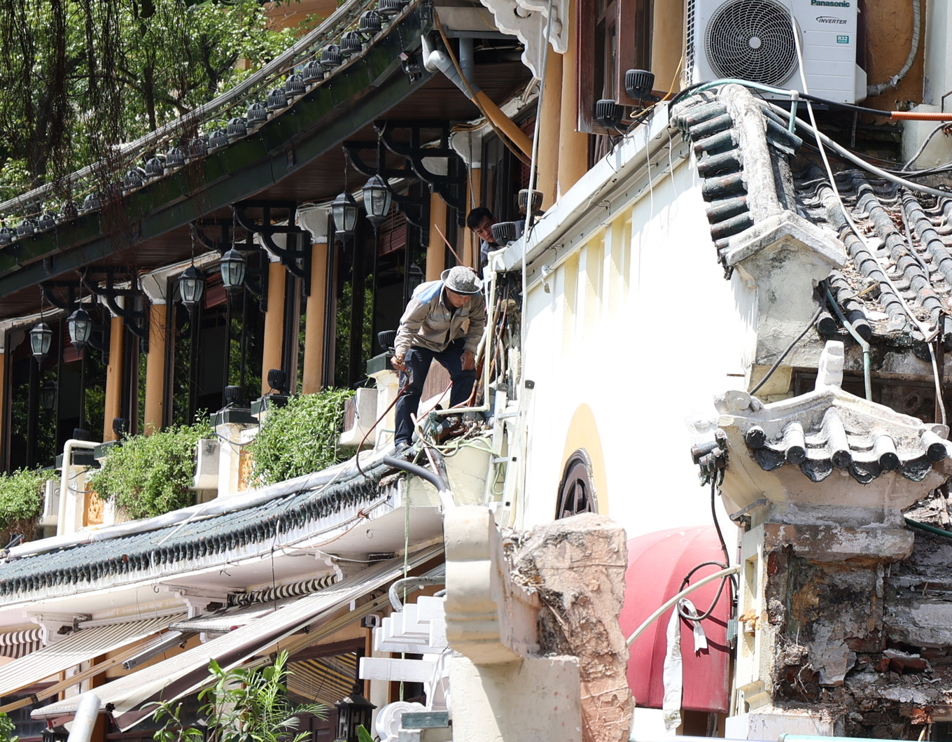 Cận cảnh tháo dỡ một phần nhà hàng nổi tiếng bên hồ Hoàn Kiếm, nhiều người dân bất ngờ ngoái nhìn - Ảnh 3