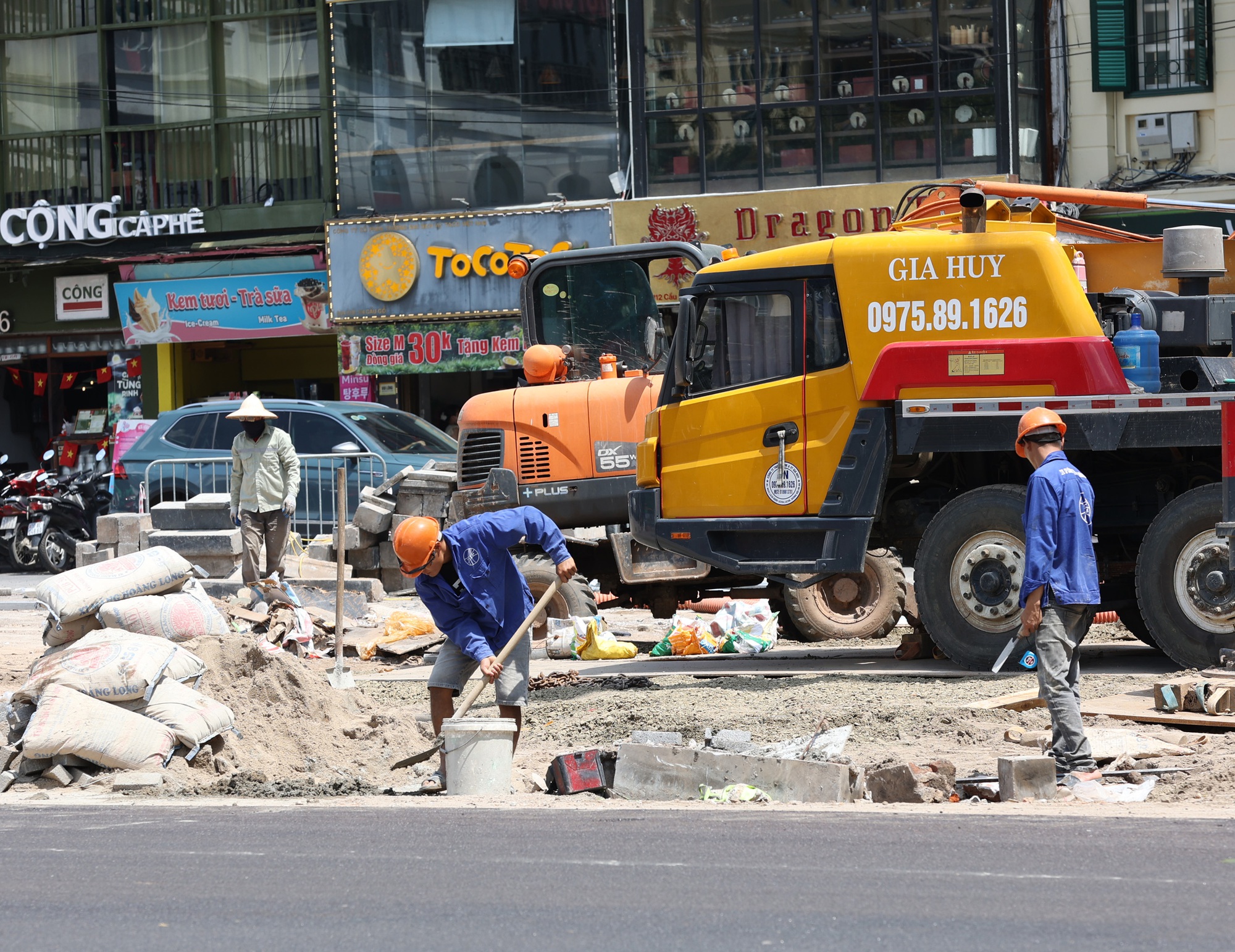Cận cảnh tháo dỡ một phần nhà hàng nổi tiếng bên hồ Hoàn Kiếm, nhiều người dân bất ngờ ngoái nhìn - Ảnh 14