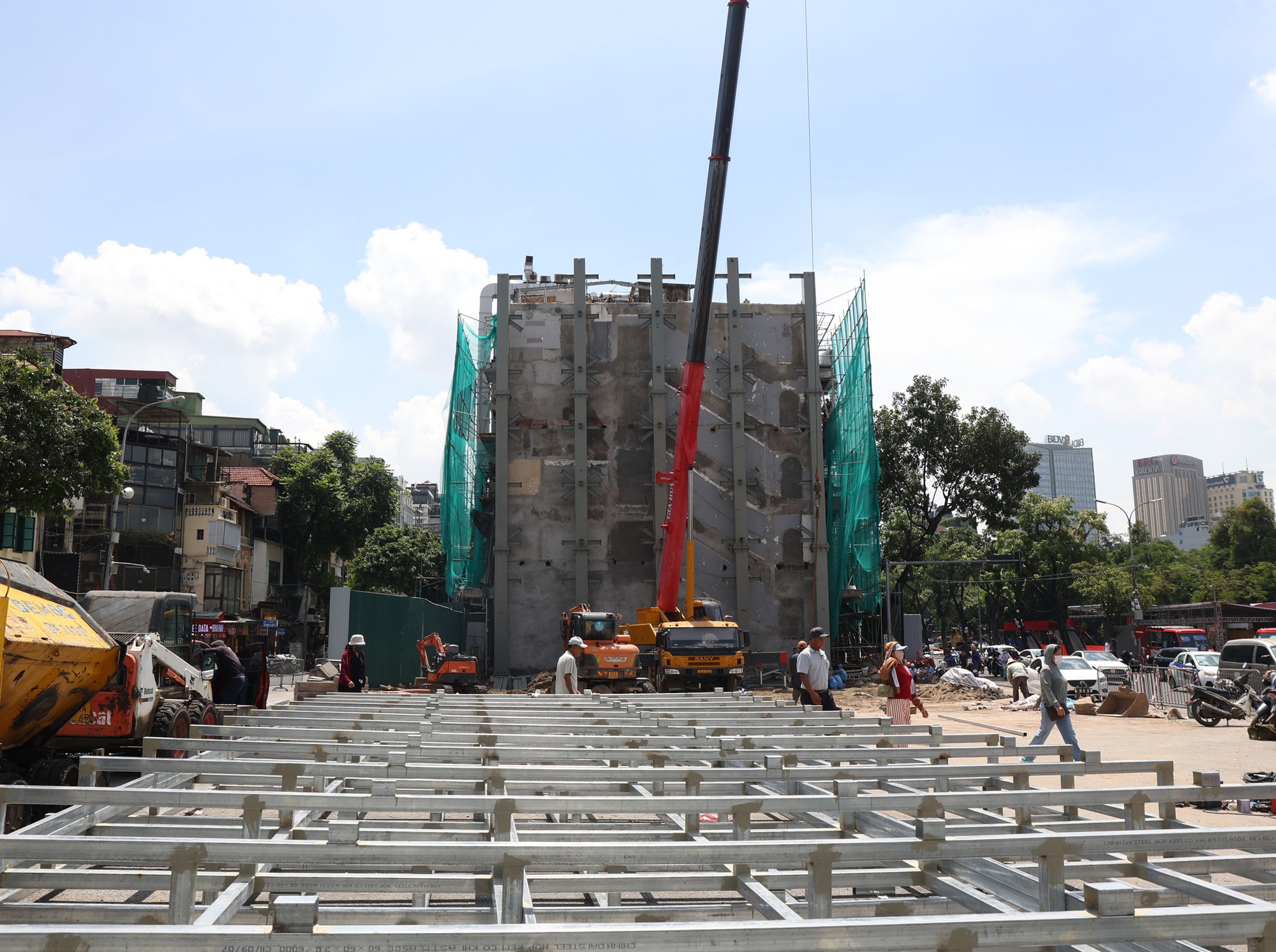 Cận cảnh tháo dỡ một phần nhà hàng nổi tiếng bên hồ Hoàn Kiếm, nhiều người dân bất ngờ ngoái nhìn - Ảnh 10