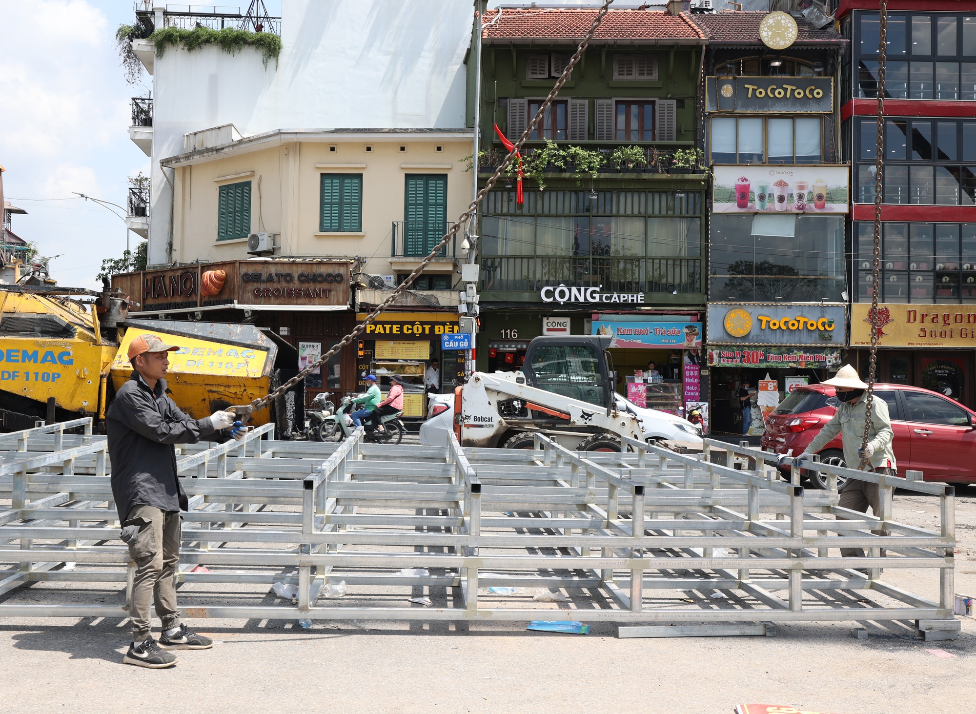 Cận cảnh tháo dỡ một phần nhà hàng nổi tiếng bên hồ Hoàn Kiếm, nhiều người dân bất ngờ ngoái nhìn - Ảnh 11