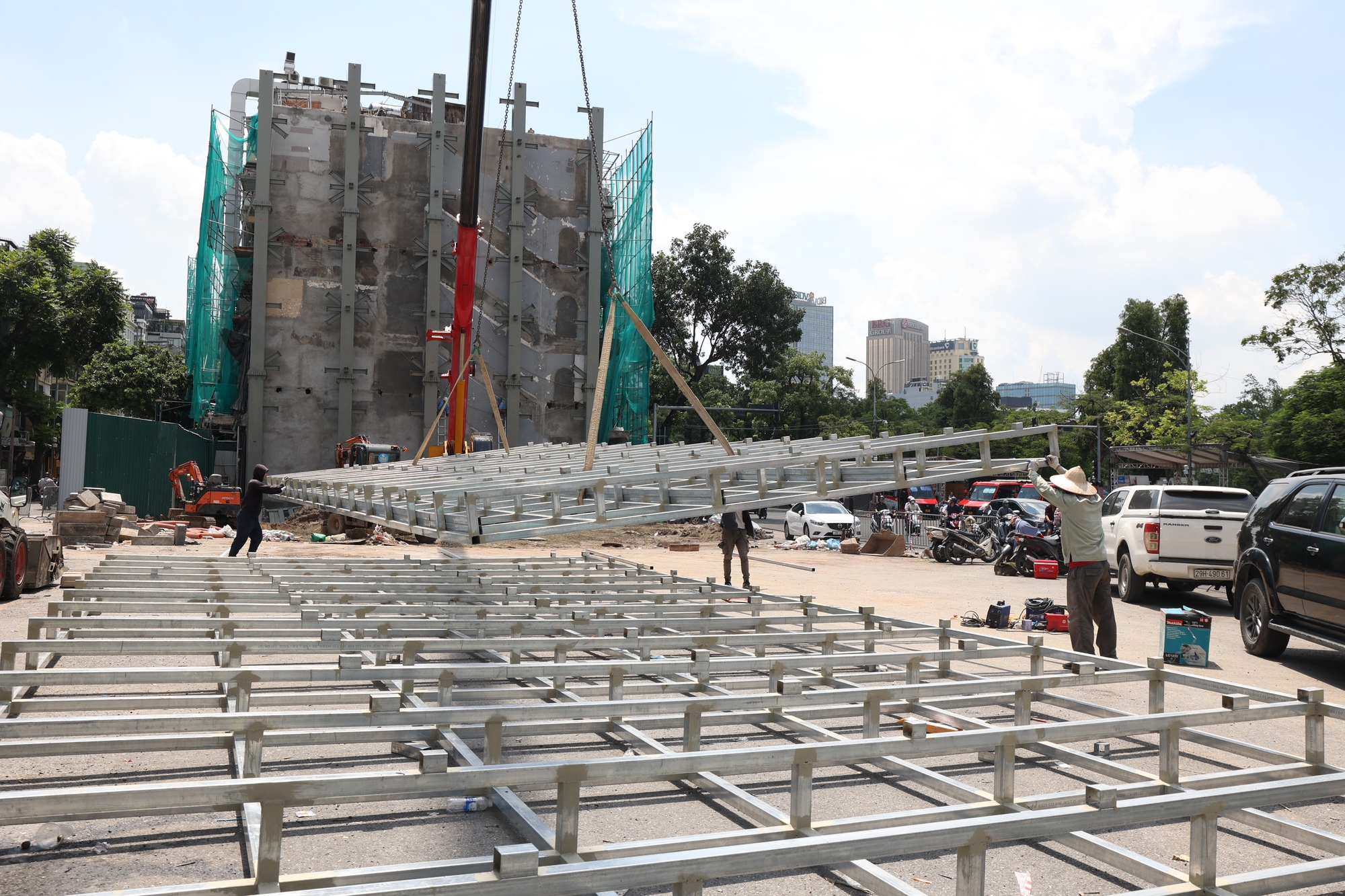 Cận cảnh tháo dỡ một phần nhà hàng nổi tiếng bên hồ Hoàn Kiếm, nhiều người dân bất ngờ ngoái nhìn - Ảnh 12