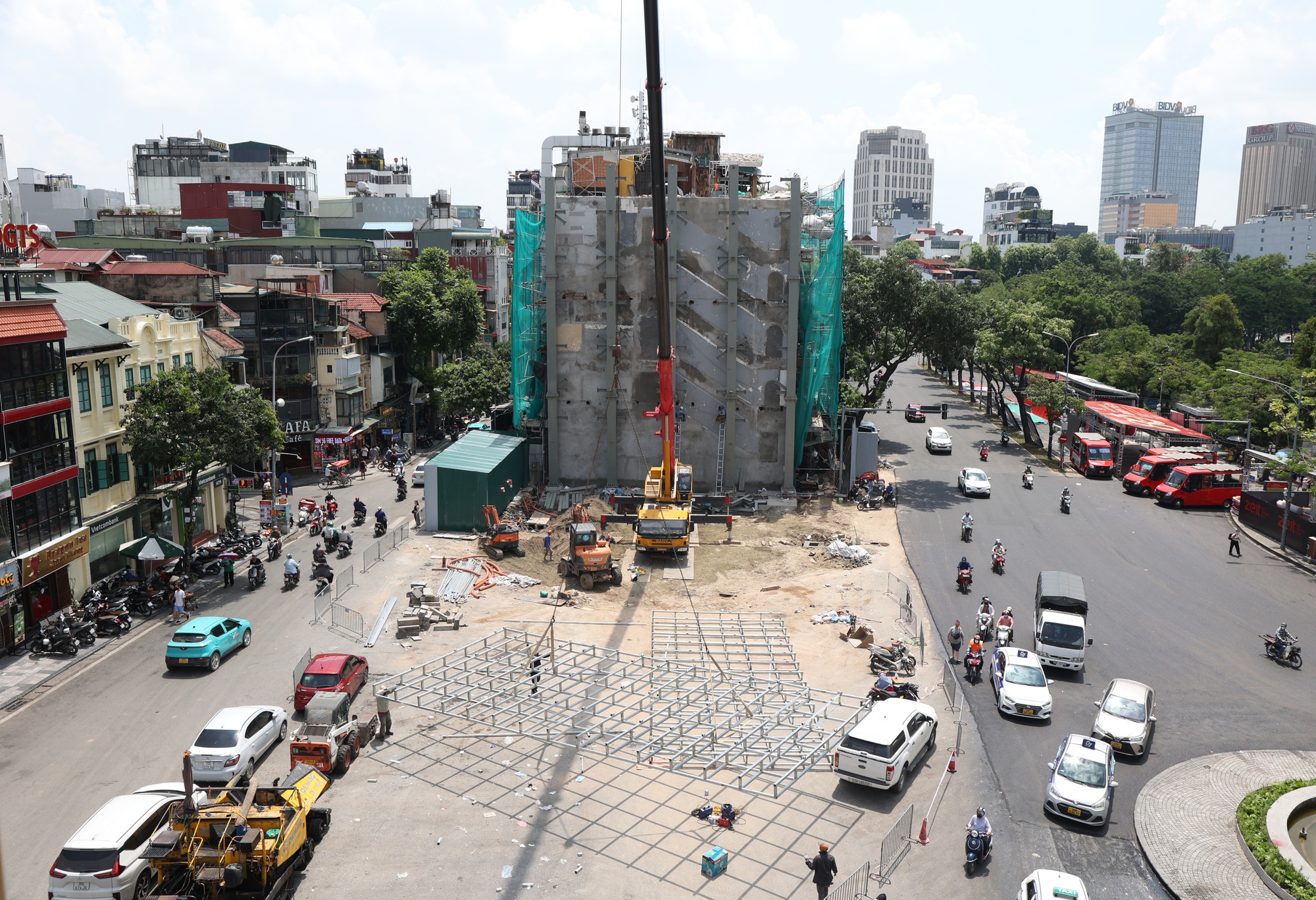 Cận cảnh tháo dỡ một phần nhà hàng nổi tiếng bên hồ Hoàn Kiếm, nhiều người dân bất ngờ ngoái nhìn - Ảnh 9