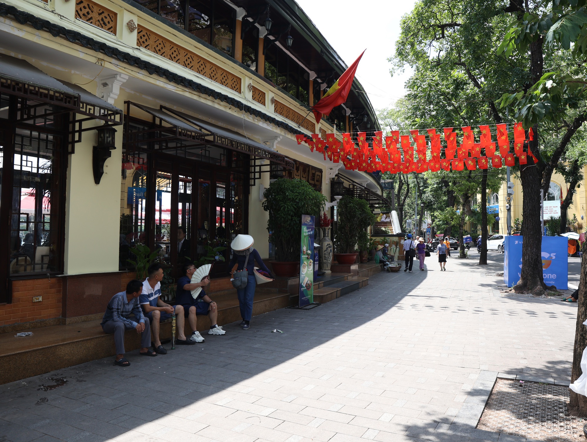 Cận cảnh tháo dỡ một phần nhà hàng nổi tiếng bên hồ Hoàn Kiếm, nhiều người dân bất ngờ ngoái nhìn - Ảnh 7