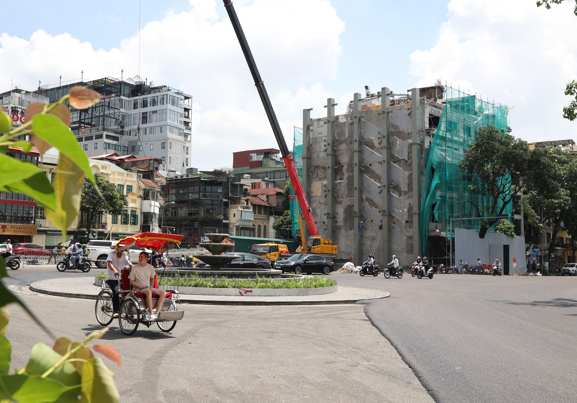 Cận cảnh tháo dỡ một phần nhà hàng nổi tiếng bên hồ Hoàn Kiếm, nhiều người dân bất ngờ ngoái nhìn - Ảnh 15