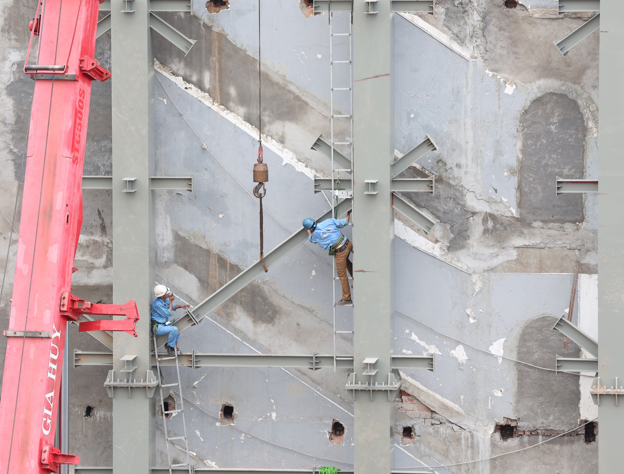 Cận cảnh tháo dỡ một phần nhà hàng nổi tiếng bên hồ Hoàn Kiếm, nhiều người dân bất ngờ ngoái nhìn - Ảnh 13