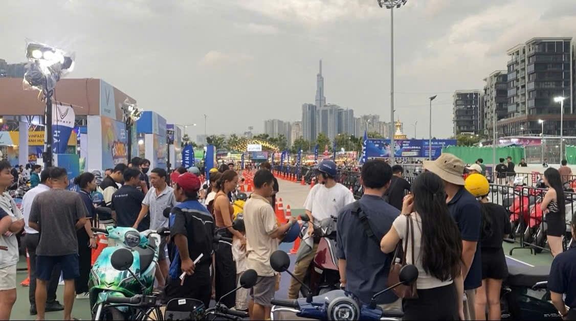 Cuối tuần, hàng ngàn người dân TP HCM mang xe xăng đi đổi xe máy điện - Ảnh 2