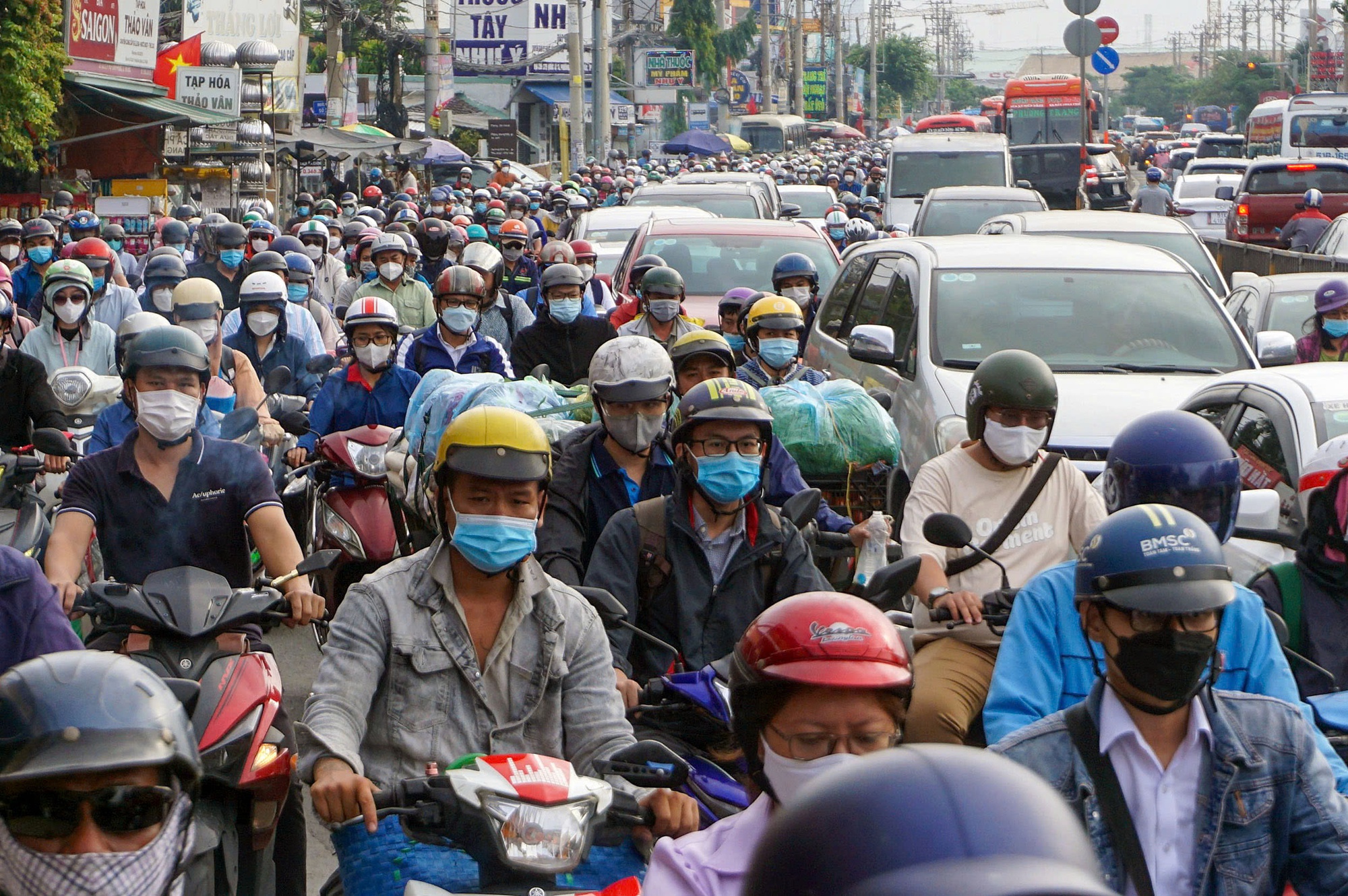 TP HCM phân vùng hạn chế xe máy chạy xăng - Ảnh 1