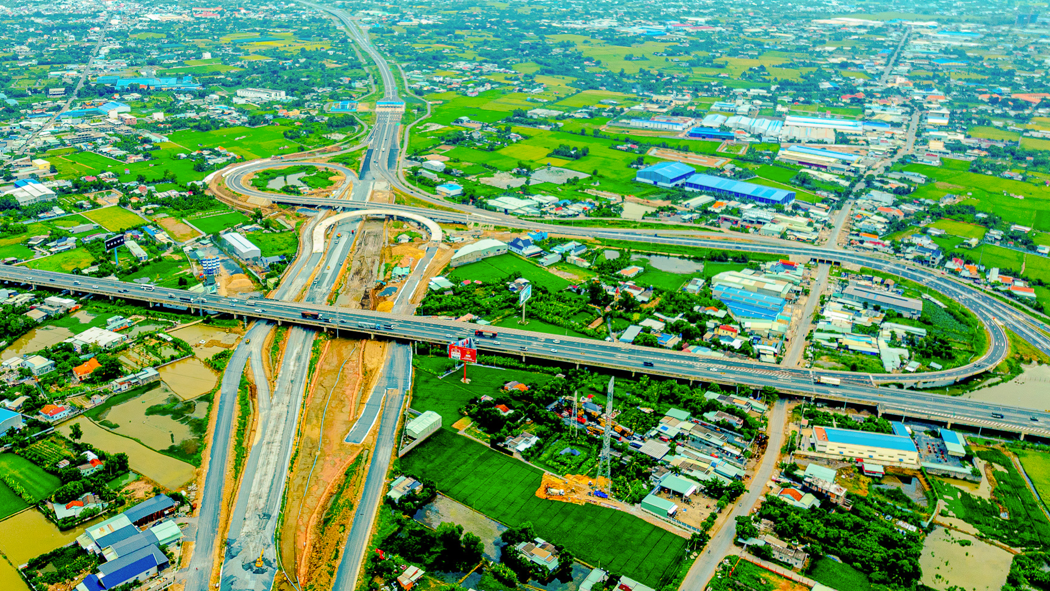 Toàn cảnh đoạn vành đai 3 qua Long An cũ: Đường đang trải nhựa, sắp thông xe...loạt dự án xung quanh cháy hàng, tăng giá - Ảnh 3