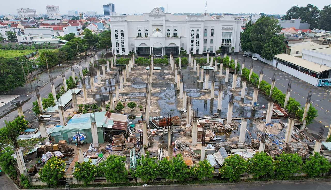 Cận cảnh tháo dỡ Khu phức hợp thương mại xây dựng không phép trên "đất vàng" ở Đồng Nai - Ảnh 1