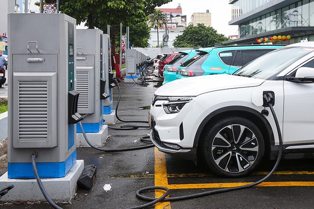 Quy định mới về sạc xe điện VinFast: Chỉ được đỗ 10 phút miễn phí sau khi sạc đầy, phút 11 trở đi phải trả tiền - Ảnh 1