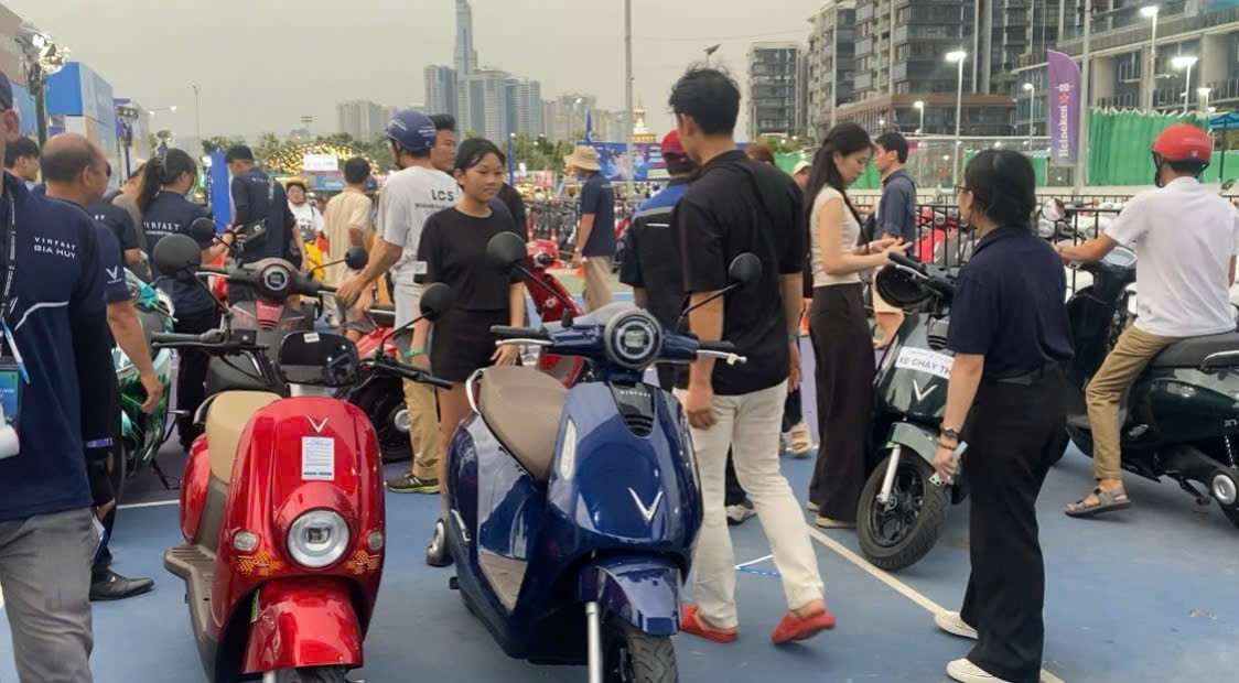 Cuối tuần, hàng ngàn người dân TP HCM mang xe xăng đi đổi xe máy điện - Ảnh 1