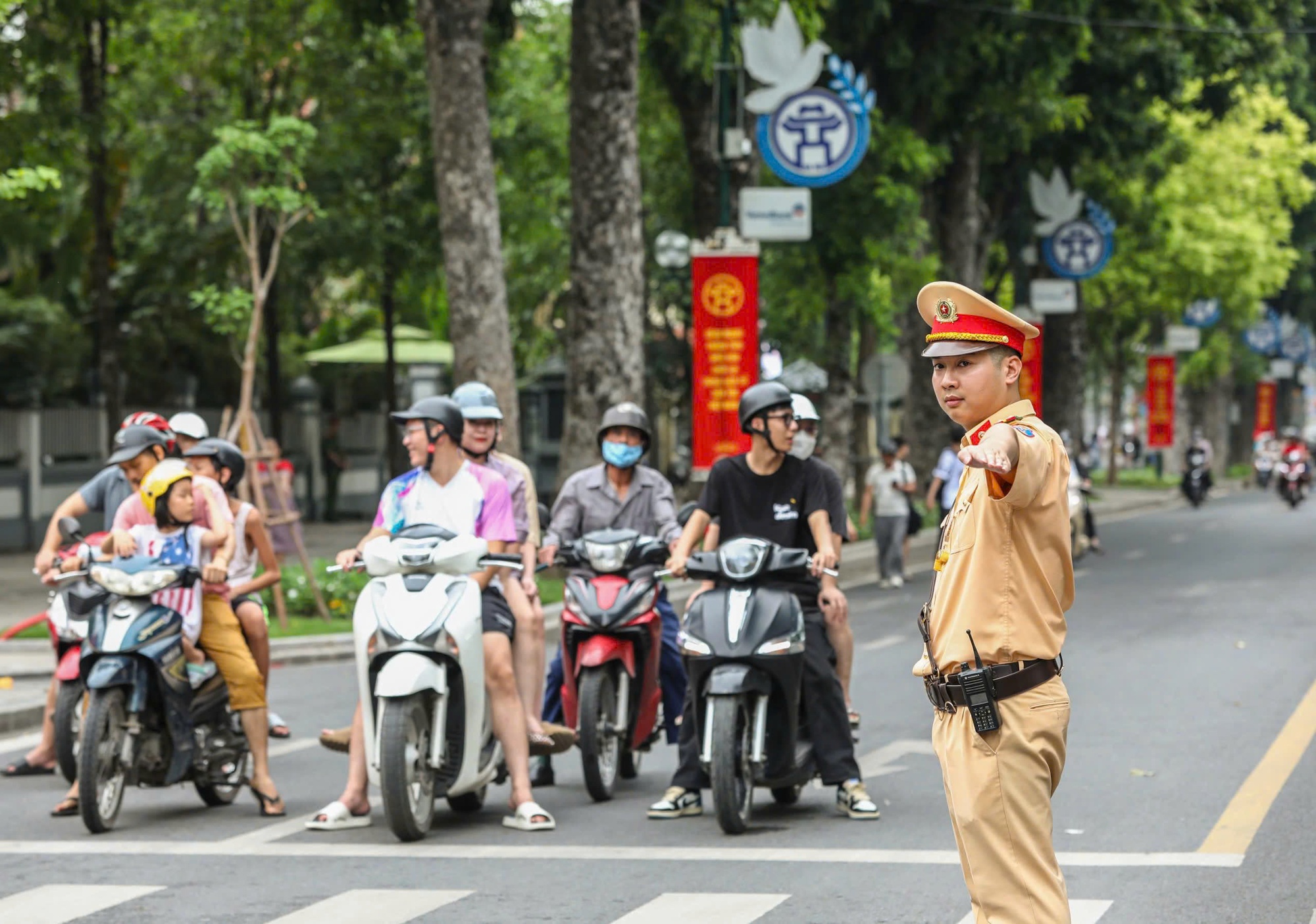 Công an Hà Nội thông báo khẩn tới tất cả các phương tiện giao thông từ 12h30 ngày mai - Ảnh 1