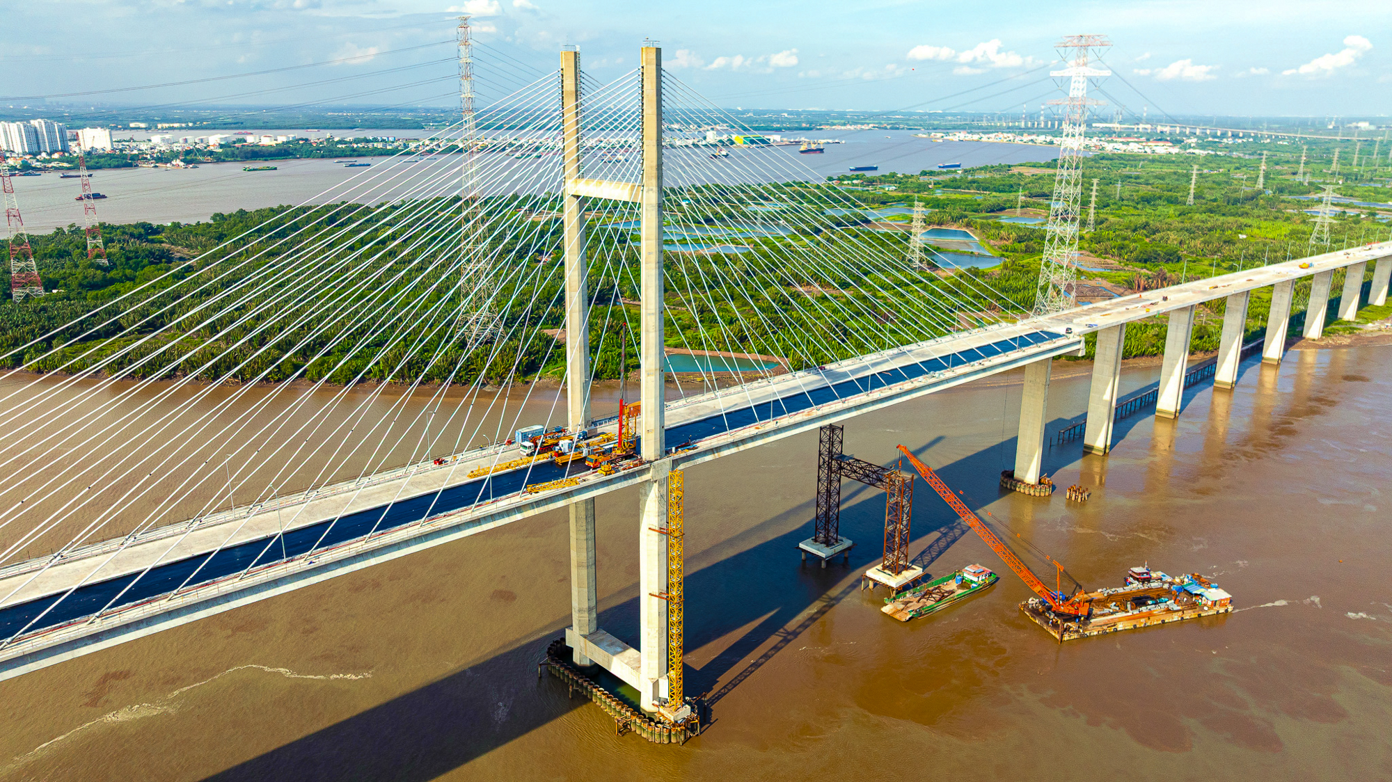 Ngắm cầu dây văng cao nhất Việt Nam sắp thông xe, siêu dự án 9 tỷ USD của tỷ phú Phạm Nhật Vượng được hưởng lợi - Ảnh 4
