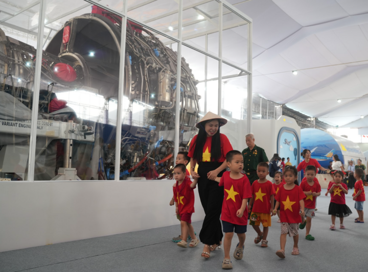 Chiêm ngưỡng 'trái tim' Airbus A350 của Vietnam Airlines tại Triển lãm A80 - Ảnh 4