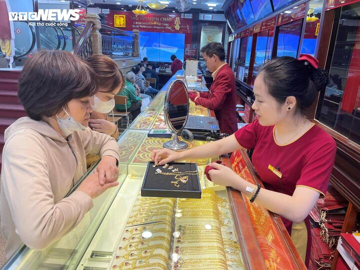 Giá vàng liên tục xô đổ kỷ lục, muốn đầu tư cần chú ý gì? - Ảnh 2