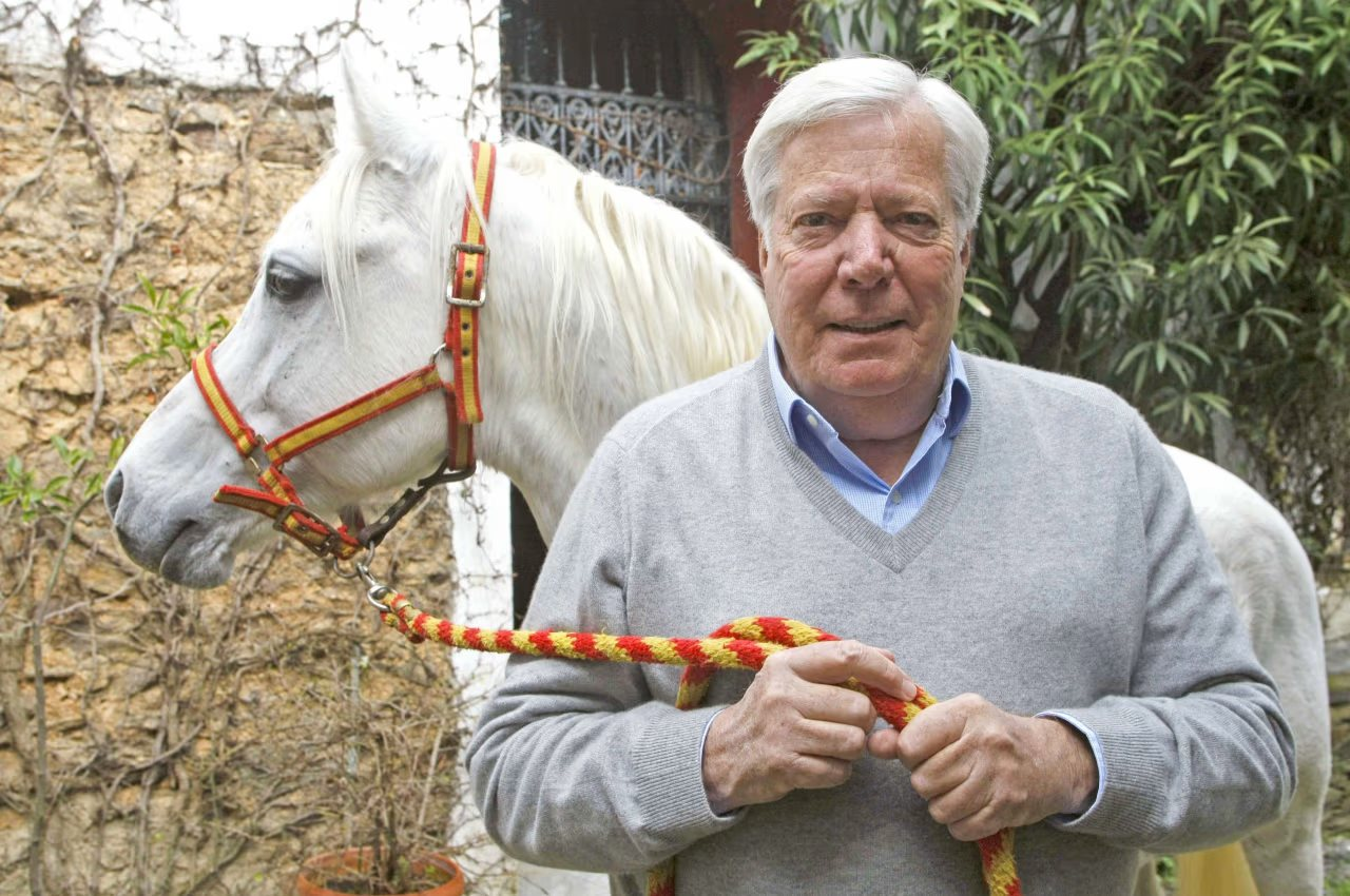 Một tỷ phú tự sát, lao đầu vào tàu hỏa vì liên quan đến vụ án lừa đảo 15 tỷ USD, người từng giàu nhất thế giới có liên quan - Ảnh 2