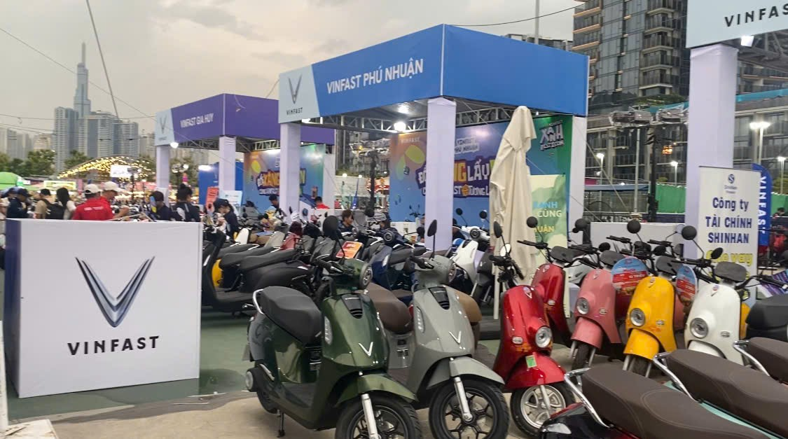 Cuối tuần, hàng ngàn người dân TP HCM mang xe xăng đi đổi xe máy điện - Ảnh 4