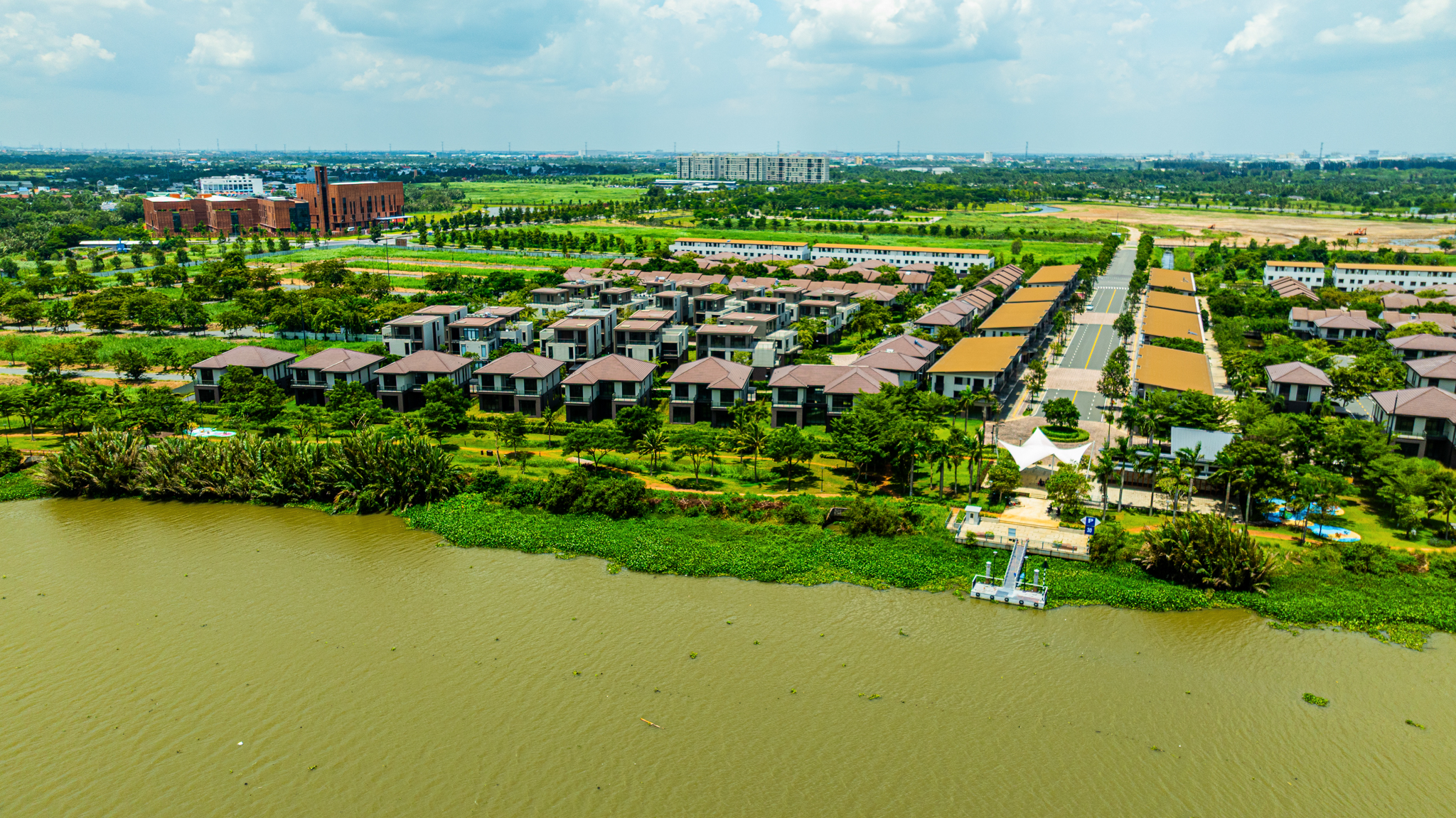 Toàn cảnh đại đô thị lớn nhất của Nam Long: 3 mặt giáp sông, tiện ích đầy đủ nhưng vắng người ở - Ảnh 10