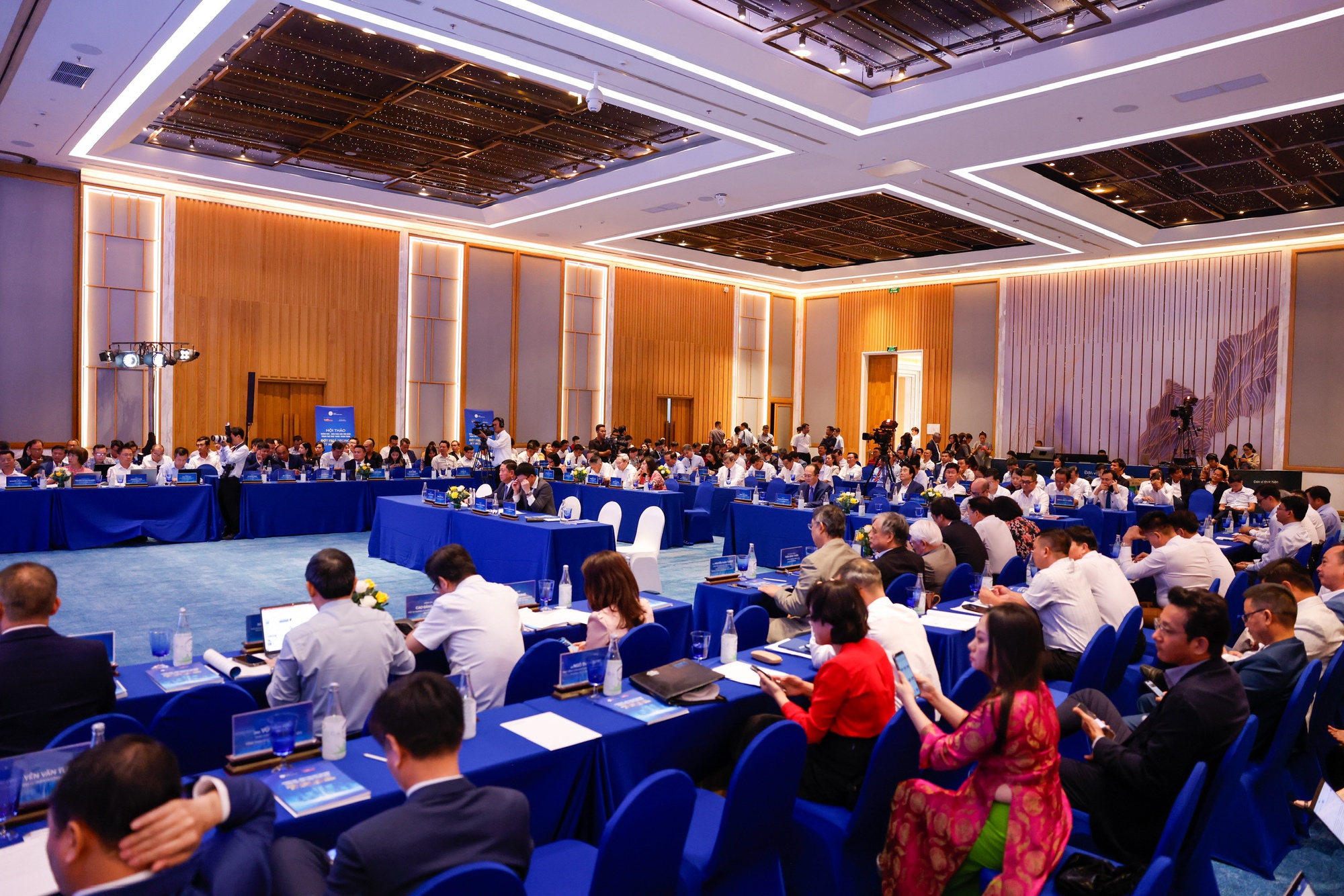 Lãnh đạo các Bộ, ngành, địa phương, các chuyên gia hàng đầu và đại diện các tập đoàn lớn VinGroup, Vietcombank, Techcombank, Gelex …cùng "đưa Khánh Hoà đột phá trong Kỷ nguyên mới" - Ảnh 1