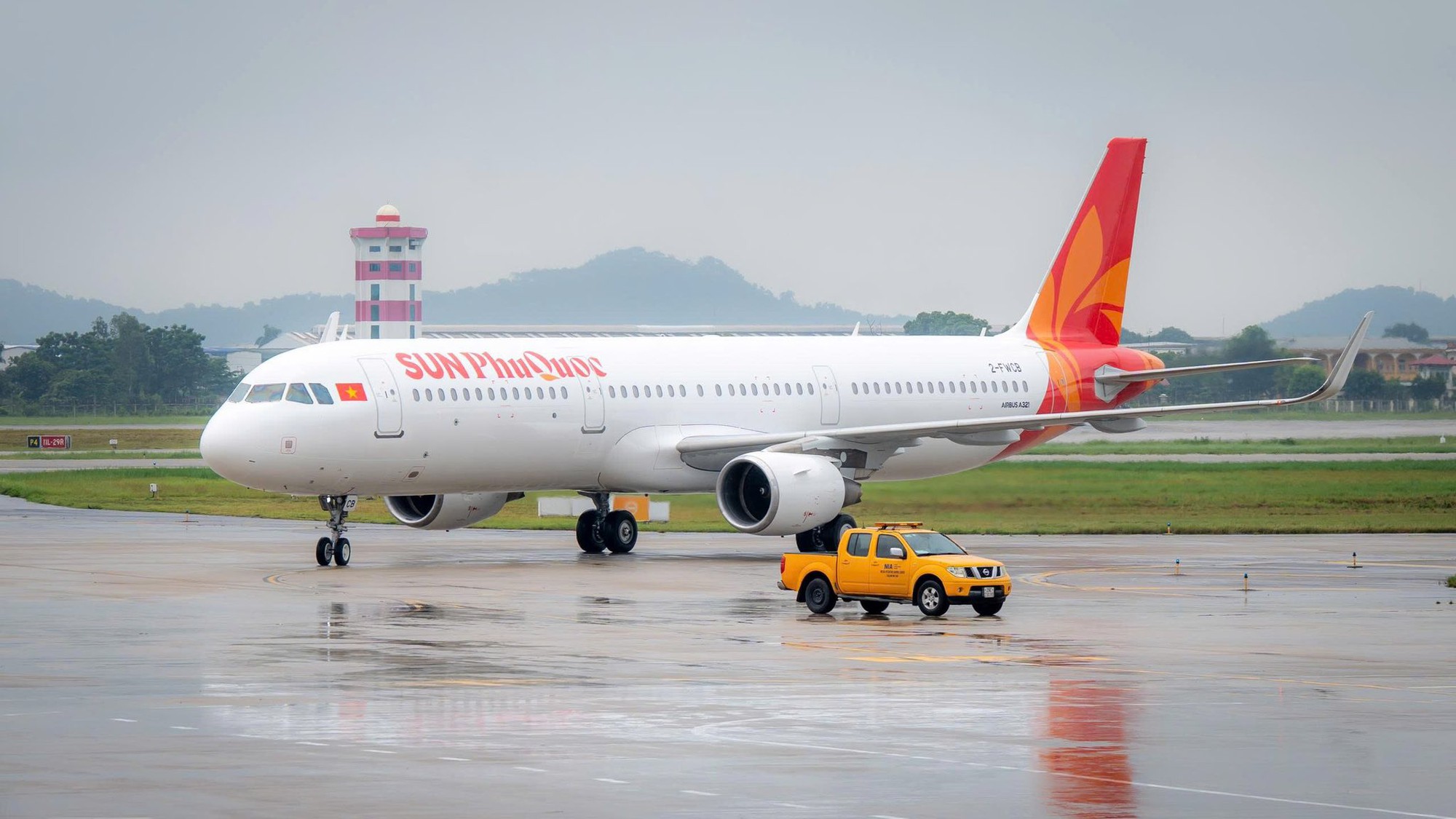 2 máy bay mới của Sun PhuQuoc Airways nối đuôi nhau hạ cánh xuống Nội Bài - Ảnh 4