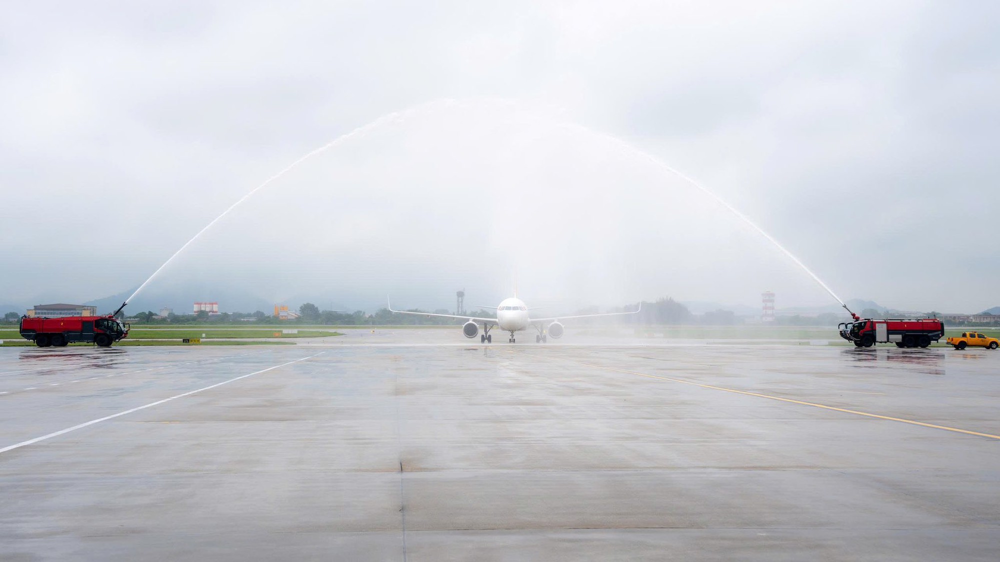 2 máy bay mới của Sun PhuQuoc Airways nối đuôi nhau hạ cánh xuống Nội Bài - Ảnh 2