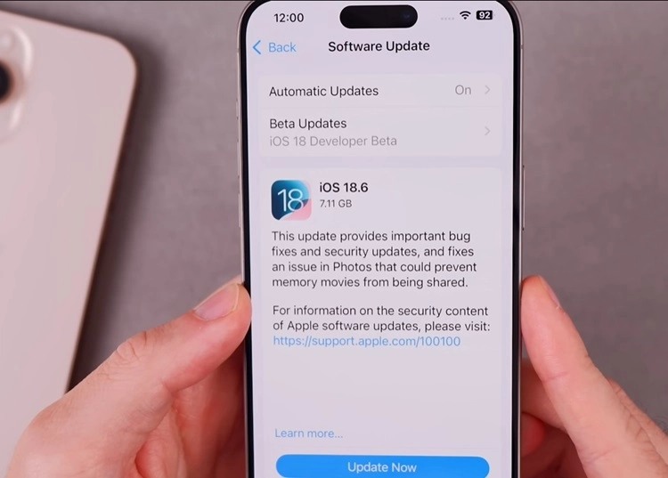 Người dùng iPhone phàn nàn vì iOS 18.6 gây nóng máy, hao pin - Ảnh 2