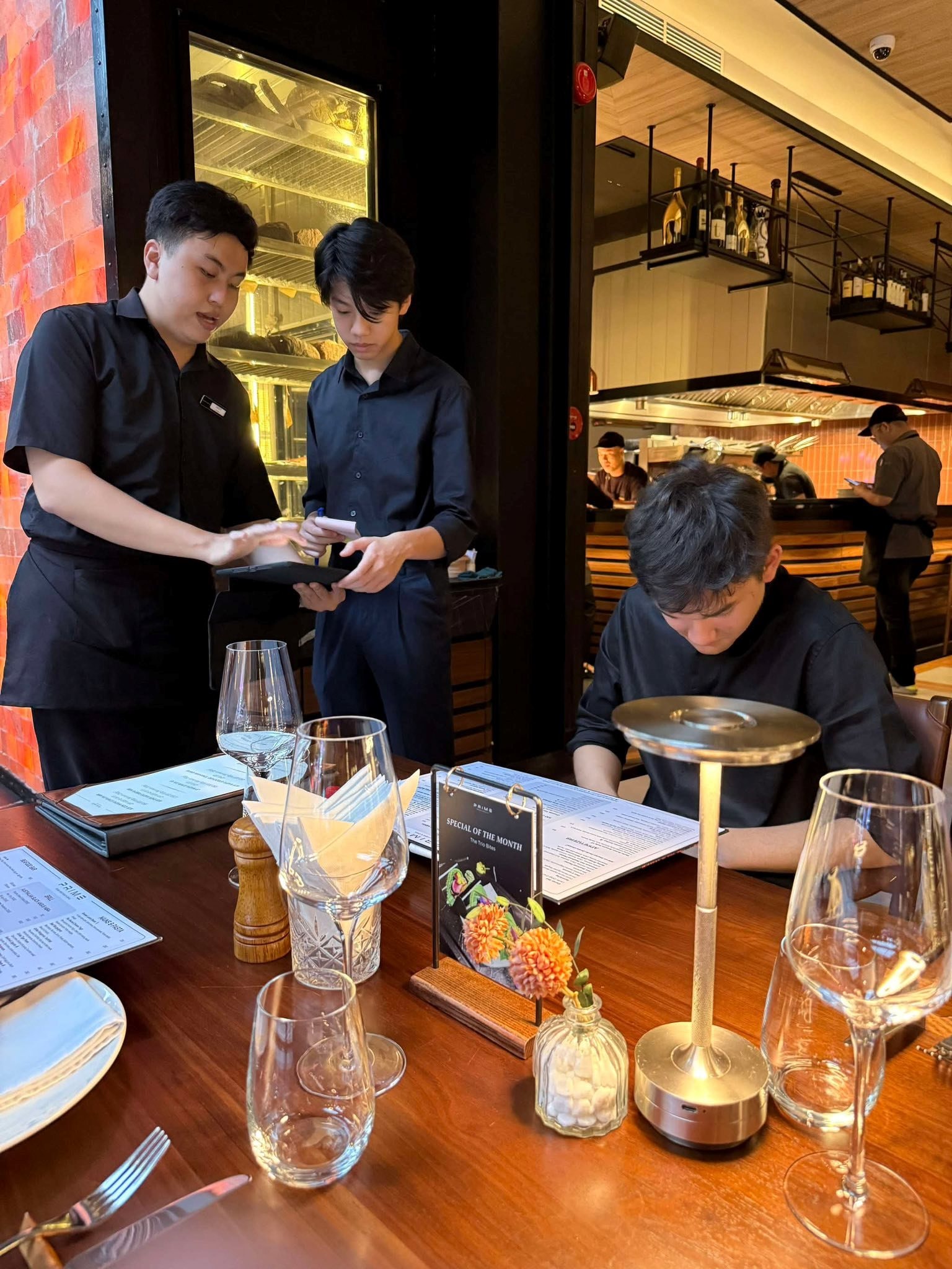 Con trai Cường Đô la thực tập tại tập đoàn gia đình năm 15 tuổi: Làm từ vị trí phục vụ đến kinh doanh - Ảnh 1