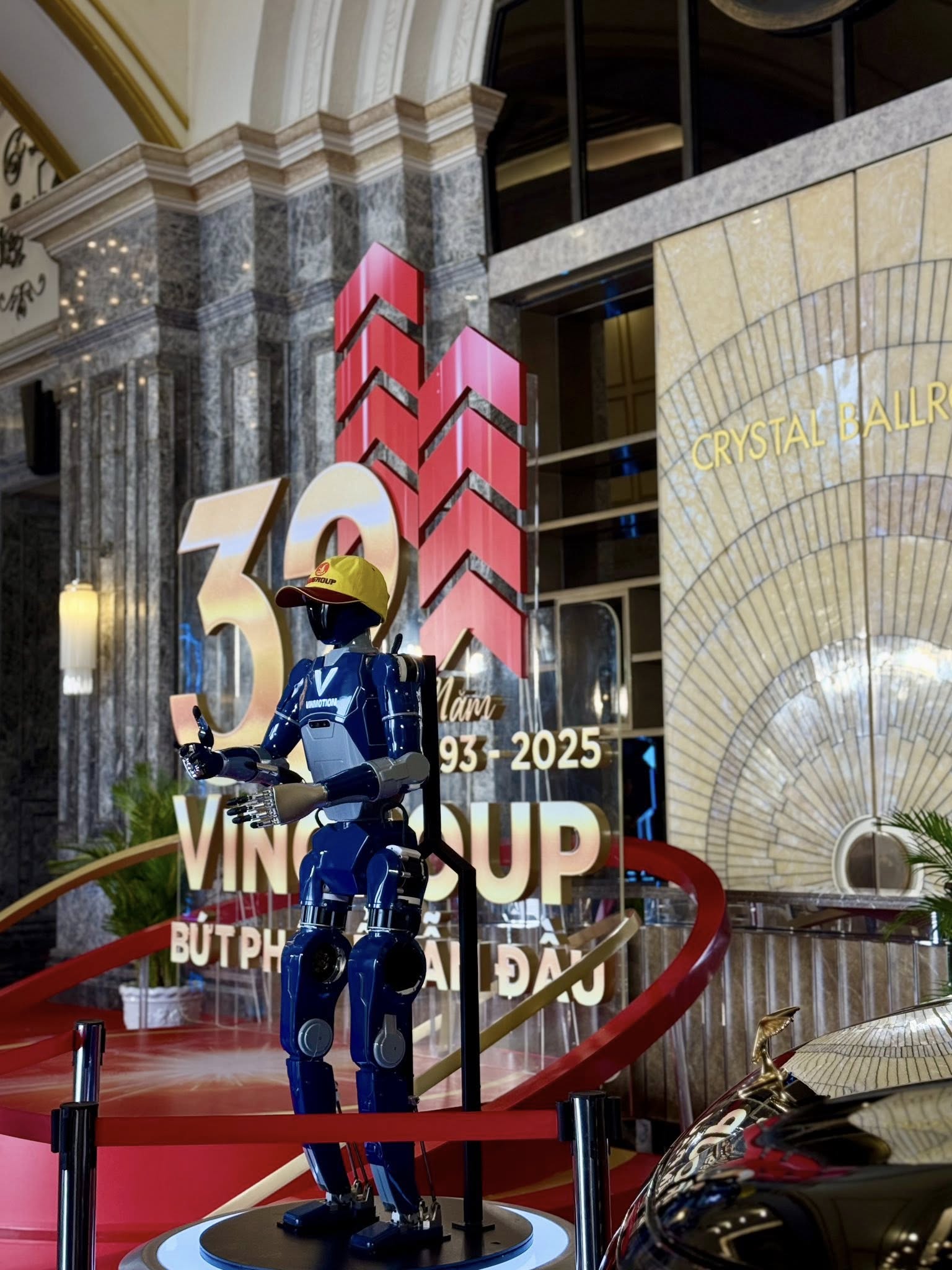 Robot hình người 'Made in Vietnam' của tỷ phú Phạm Nhật Vượng xuất hiện thực tế, nhảy chào mừng sinh nhật Tập đoàn Vingroup - Ảnh 2