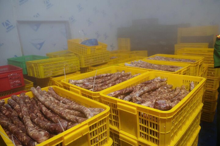 Cận cảnh kho thịt đông lạnh bốc mùi được 'phù phép' thành đặc sản trâu gác bếp - Ảnh 5