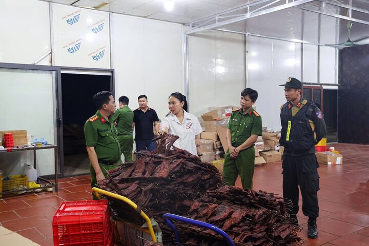 Cận cảnh kho thịt đông lạnh bốc mùi được 'phù phép' thành đặc sản trâu gác bếp - Ảnh 2