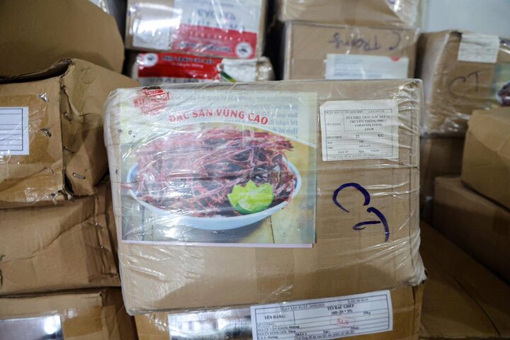 Cận cảnh kho thịt đông lạnh bốc mùi được 'phù phép' thành đặc sản trâu gác bếp - Ảnh 8