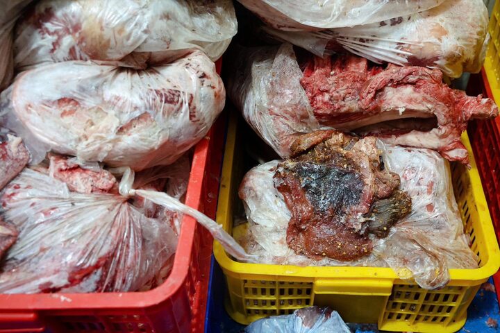 Cận cảnh kho thịt đông lạnh bốc mùi được 'phù phép' thành đặc sản trâu gác bếp - Ảnh 7